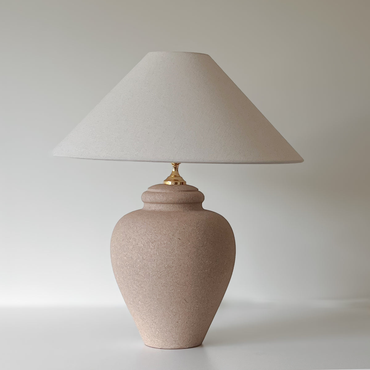 pre-loved keramische tafellamp – terra-beige voet – nieuwe linnenmix kap Noii HOME