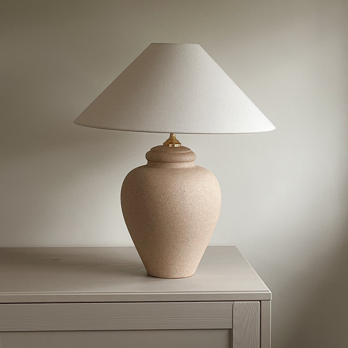 pre-loved keramische tafellamp – terra-beige voet – nieuwe linnenmix kap Noii HOME