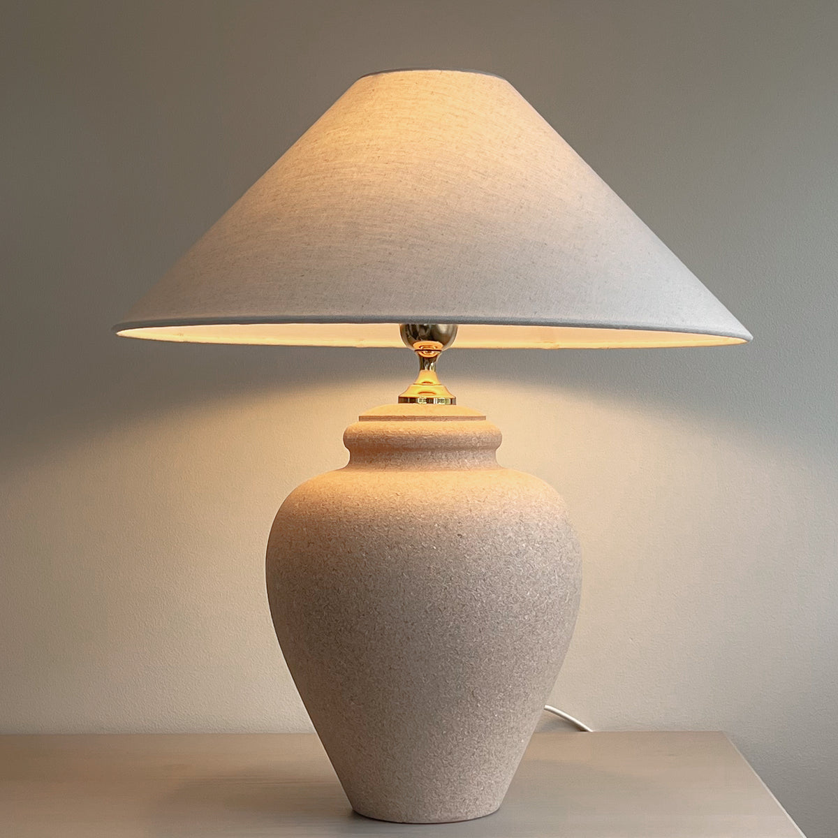 pre-loved keramische tafellamp – terra-beige voet – nieuwe linnenmix kap Noii HOME