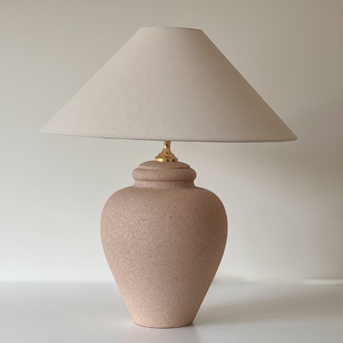 pre-loved keramische tafellamp – terra-beige voet – nieuwe linnenmix kap Noii HOME