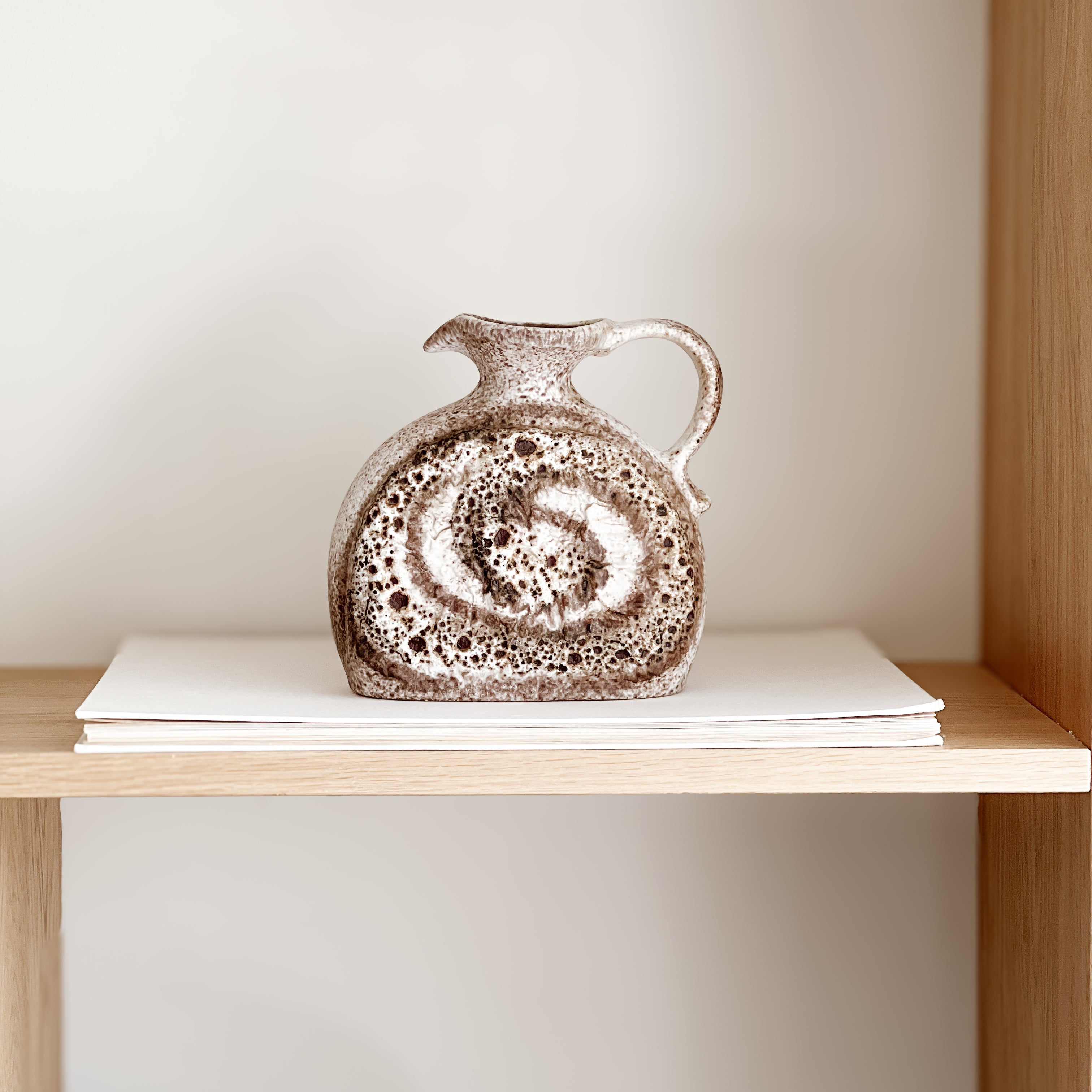 pre-loved keramische vaas met oor – West Germany stijl – fat lava – mat glazuur – bruin/crème Noii HOME