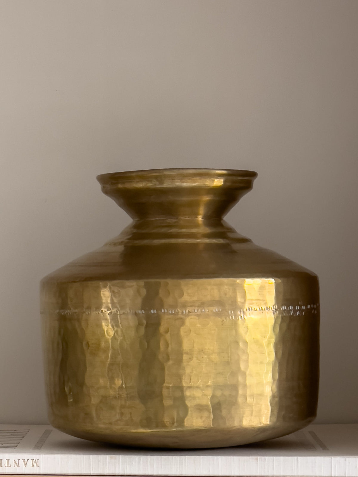 pre-loved messing waterpot – handgeslagen vaas (21 cm) Noii HOME