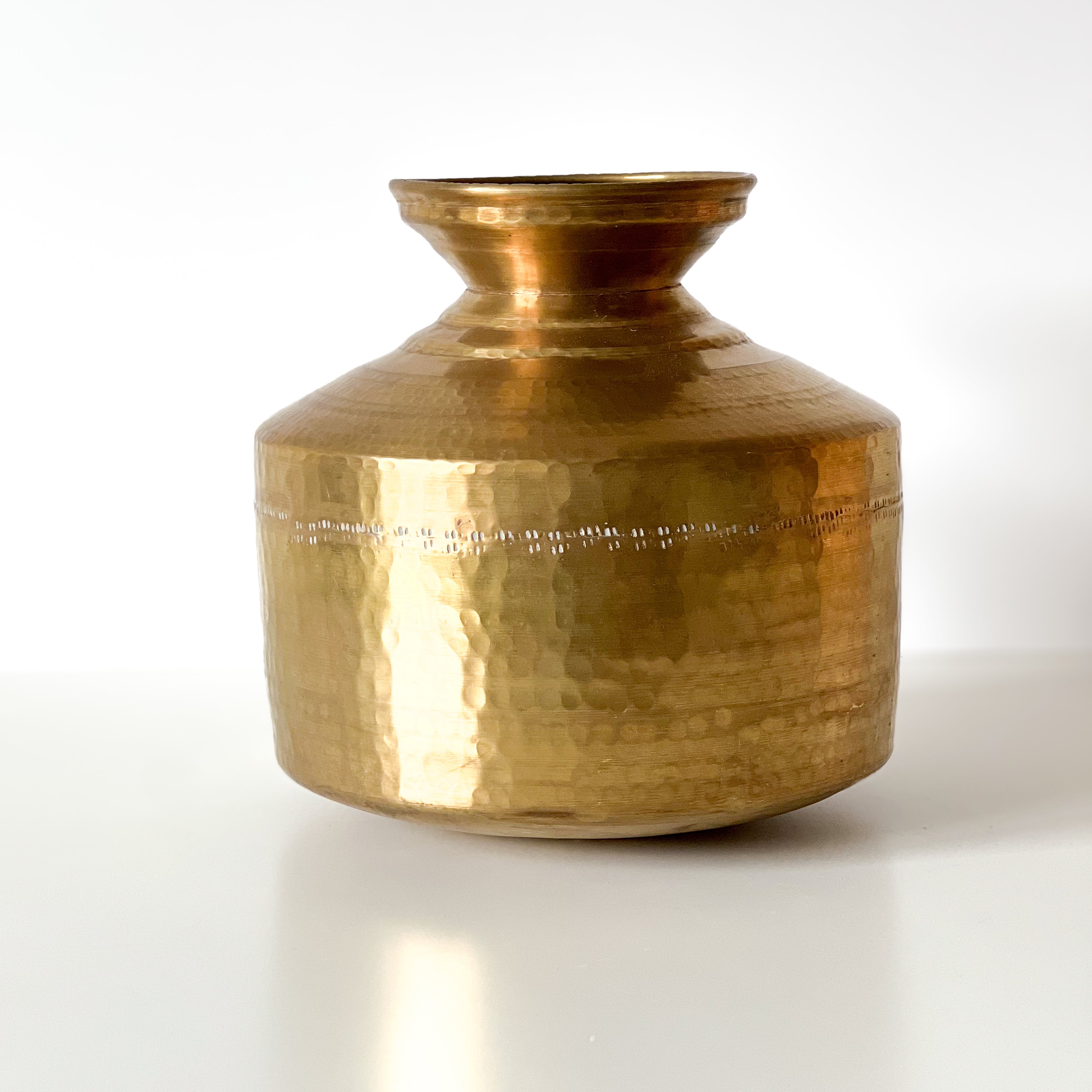 pre-loved messing waterpot – handgeslagen vaas (21 cm) Noii HOME