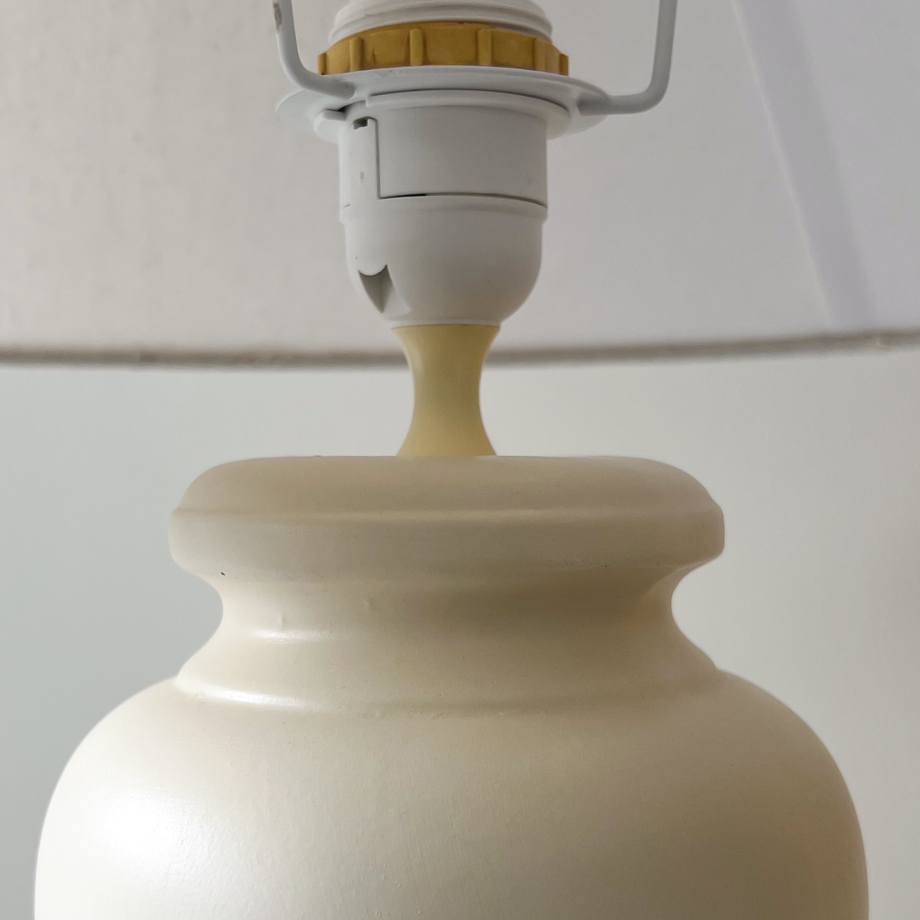 pre-loved schemerlamp met crème vaasvoet en linnenlook kap Noii HOME