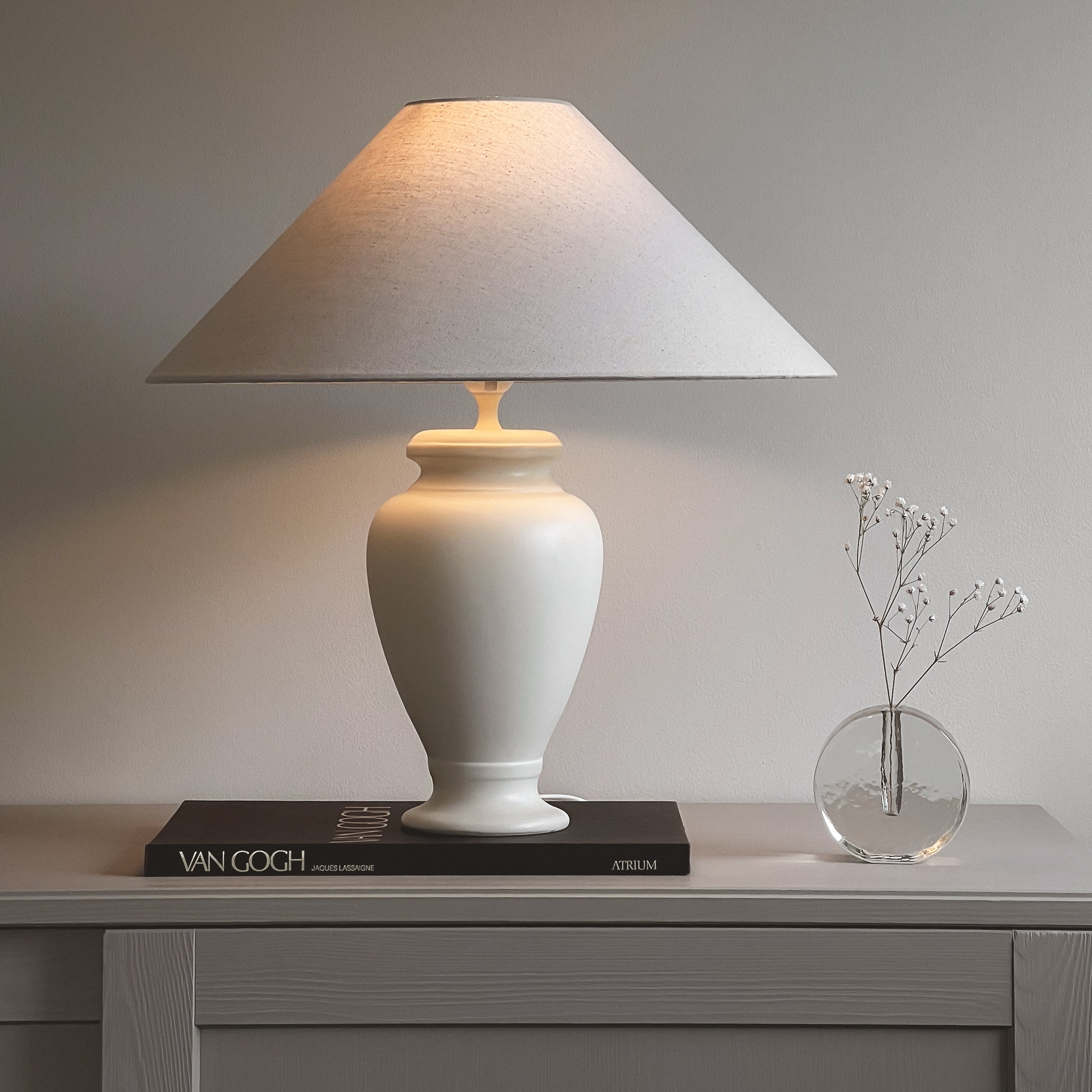 pre-loved schemerlamp met crème vaasvoet en linnenlook kap Noii HOME