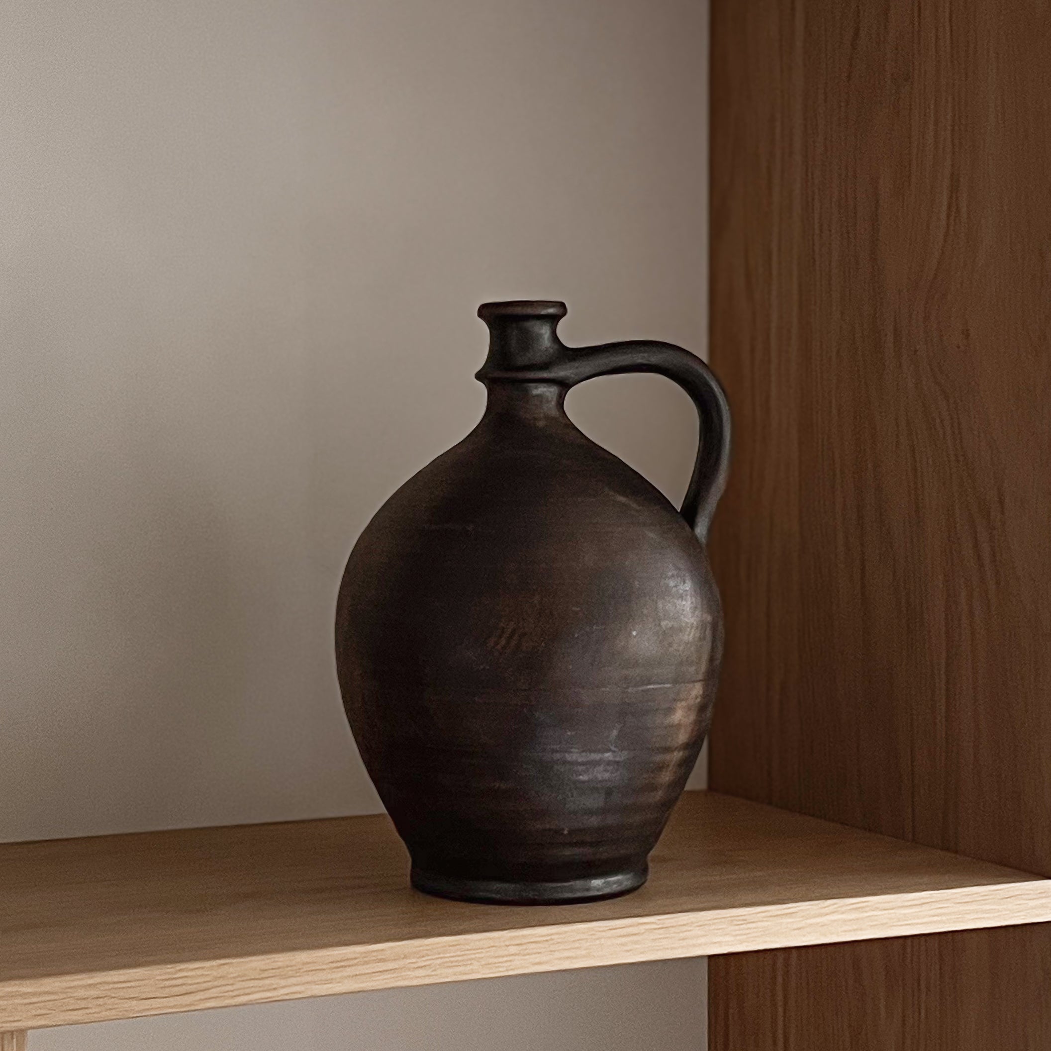 pre-loved Stoob kruik – donkerbruin aardewerk Noii HOME