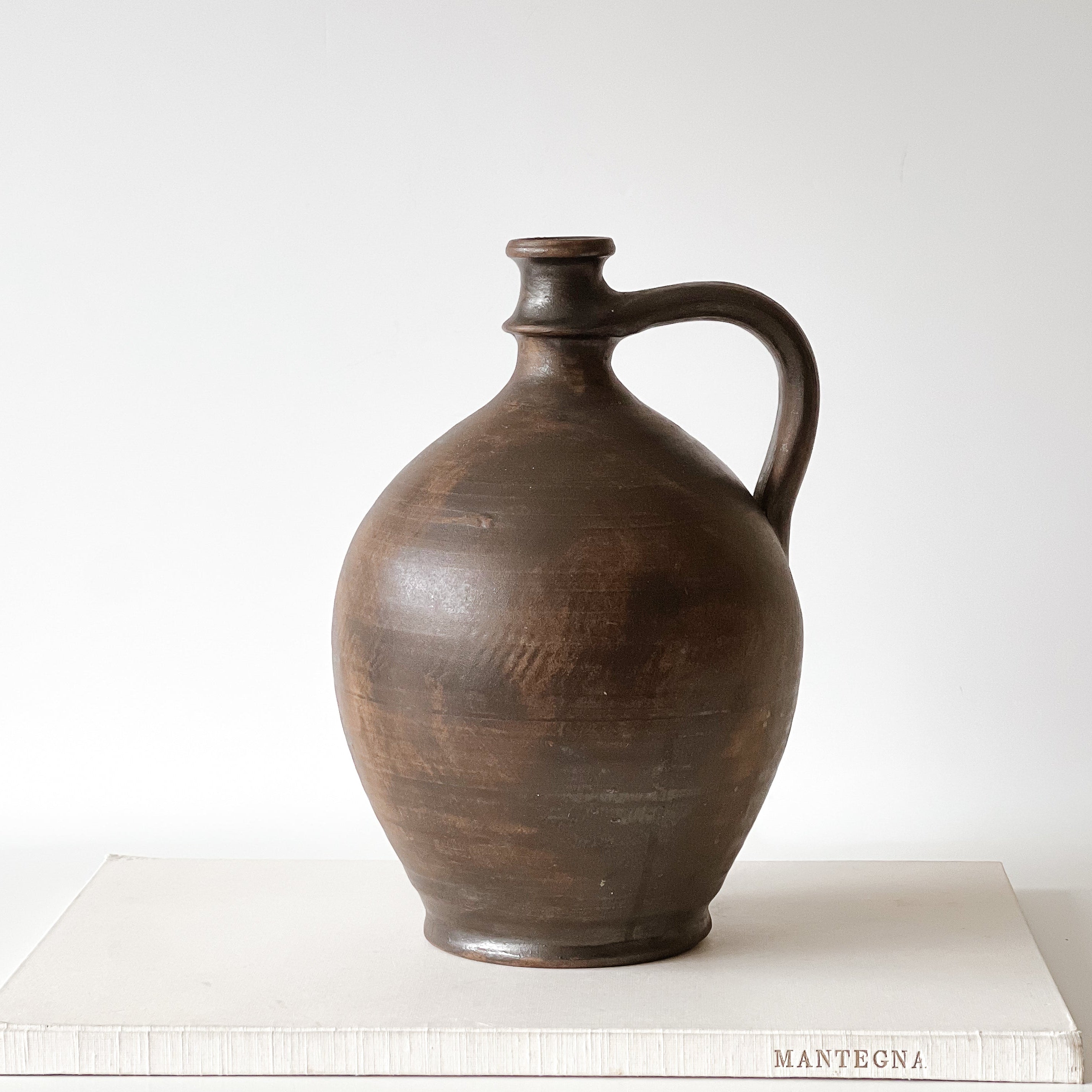 pre-loved Stoob kruik – donkerbruin aardewerk Noii HOME