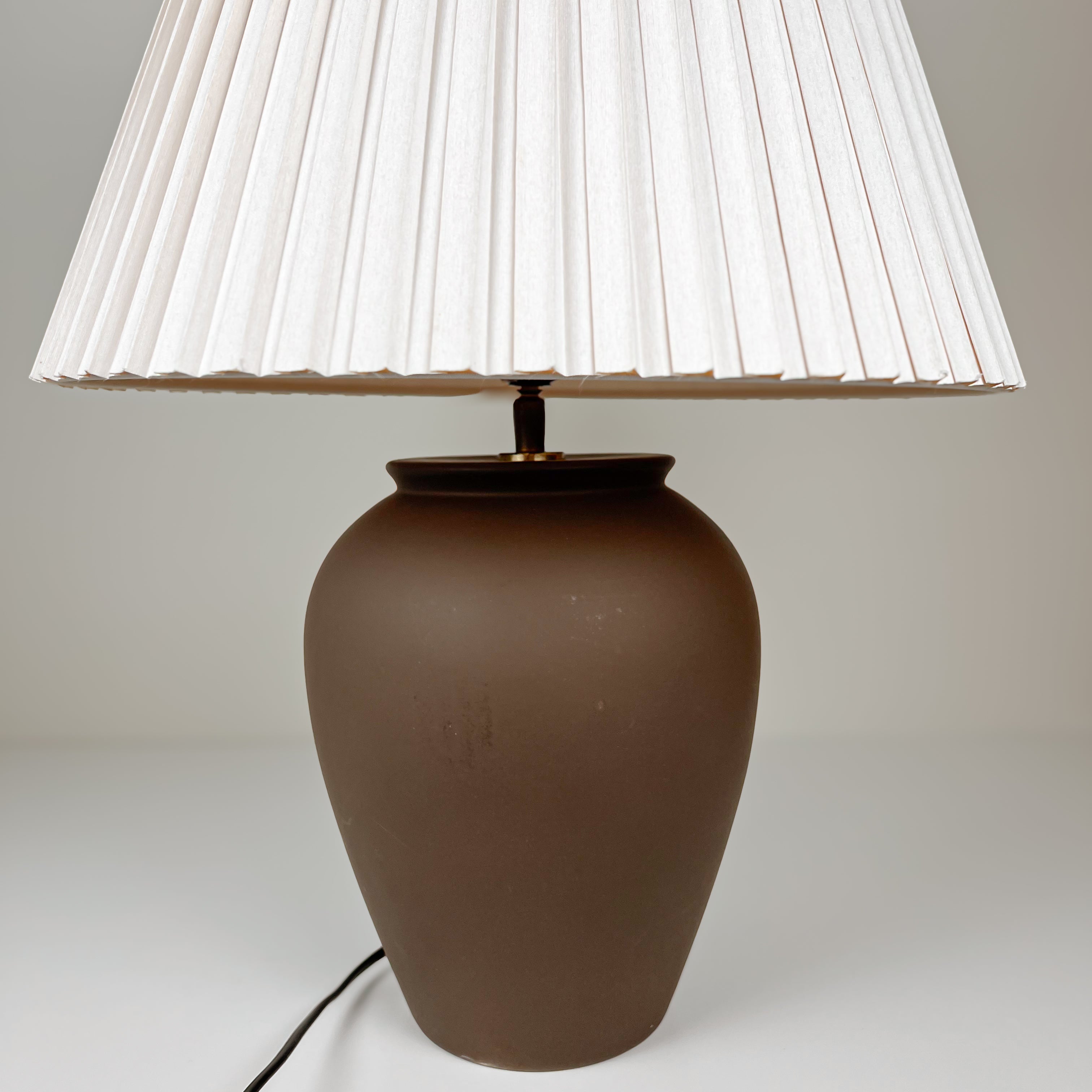 pre-loved tafellamp met plissé lampenkap – donkerbruin / champagne Noii HOME