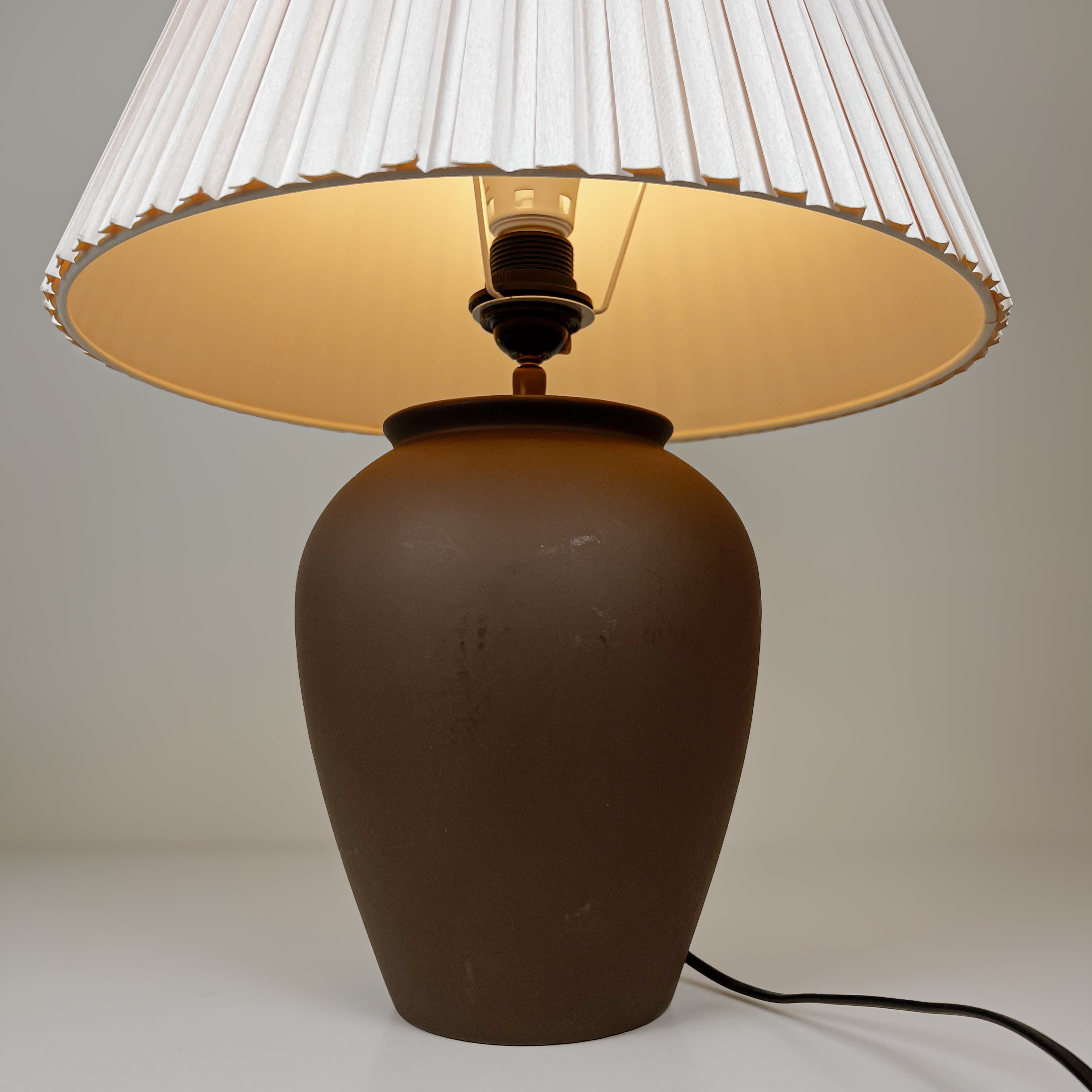 pre-loved tafellamp met plissé lampenkap – donkerbruin / champagne Noii HOME