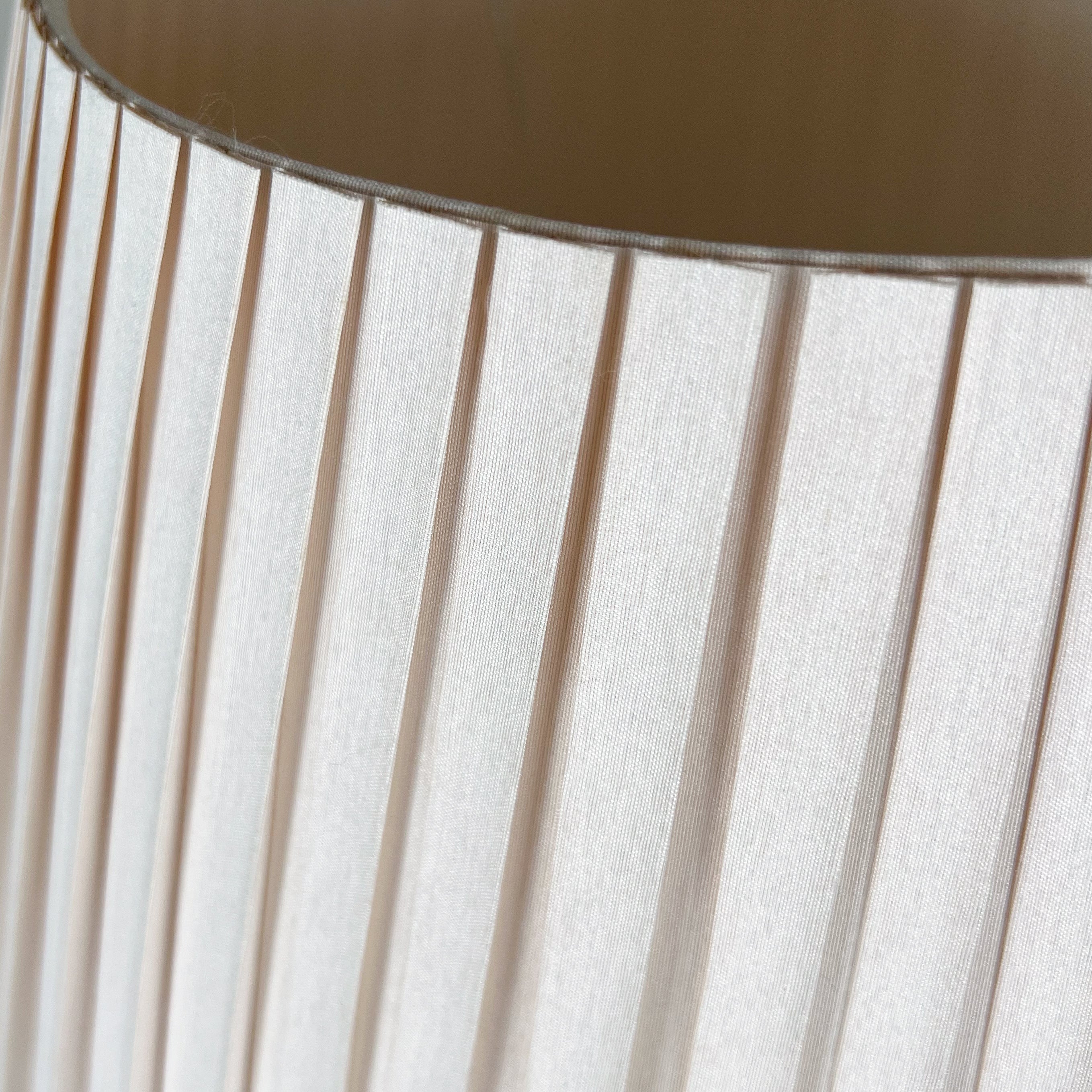 pre-loved tafellamp met plissé lampenkap – donkerbruin / champagne Noii HOME