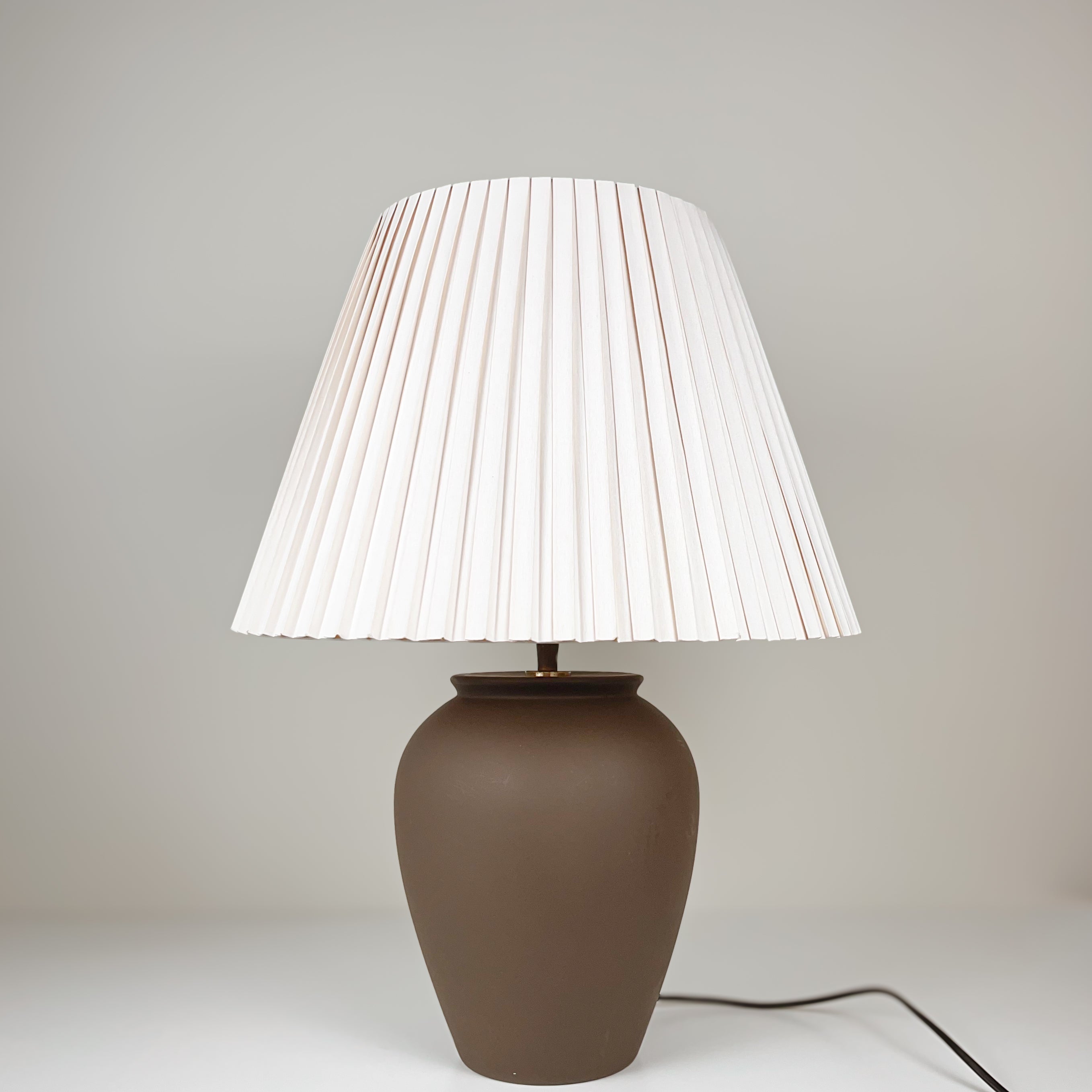 pre-loved tafellamp met plissé lampenkap – donkerbruin / champagne Noii HOME