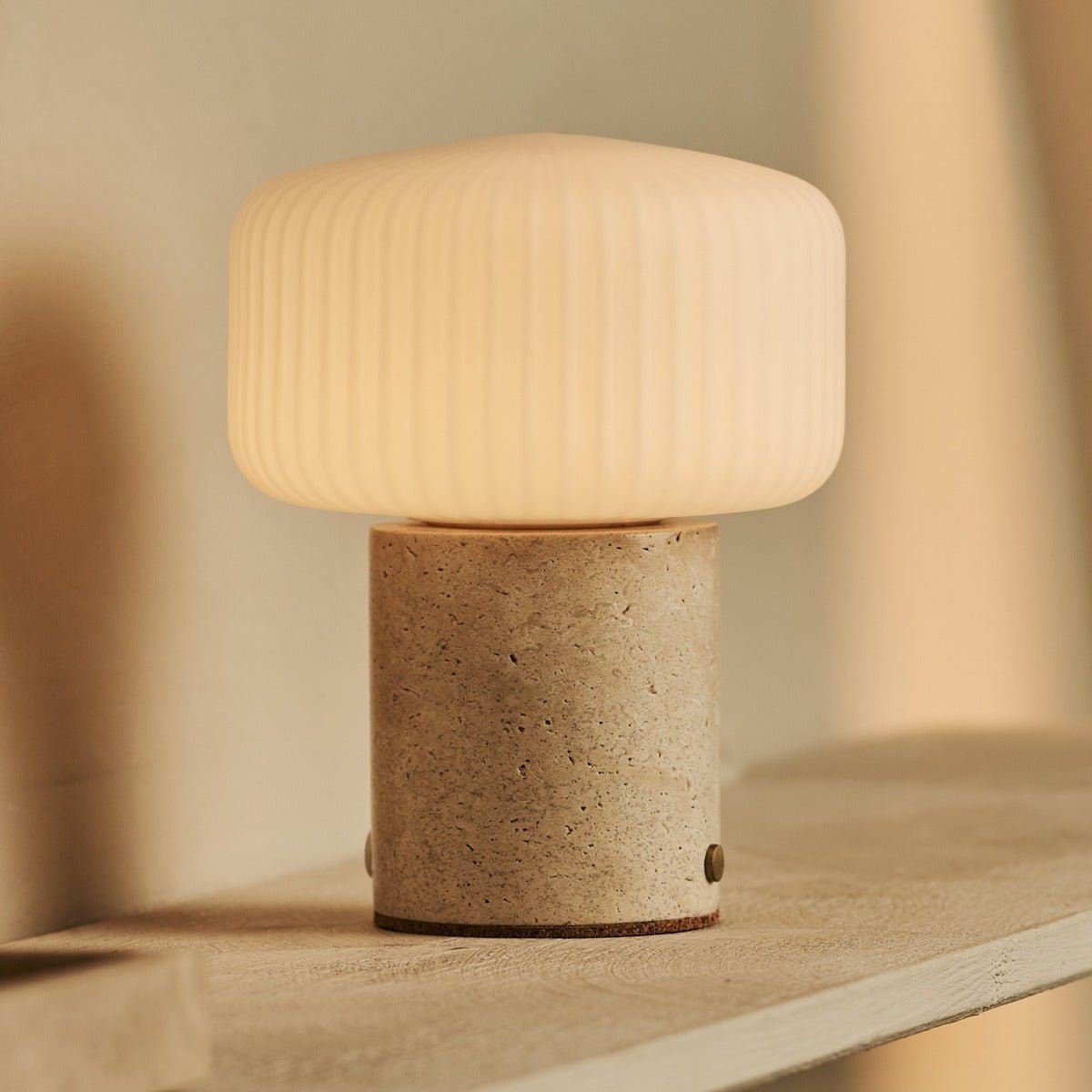 Renoir Beige / Travertino Classico - Travertine oplaadbare tafellamp - draadloos, USB oplaadbaar en tot 100 uur verlichting Tavellio - Amsterdam