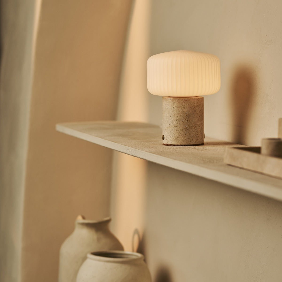 Renoir Beige / Travertino Classico - Travertine oplaadbare tafellamp - draadloos, USB oplaadbaar en tot 100 uur verlichting Tavellio - Amsterdam