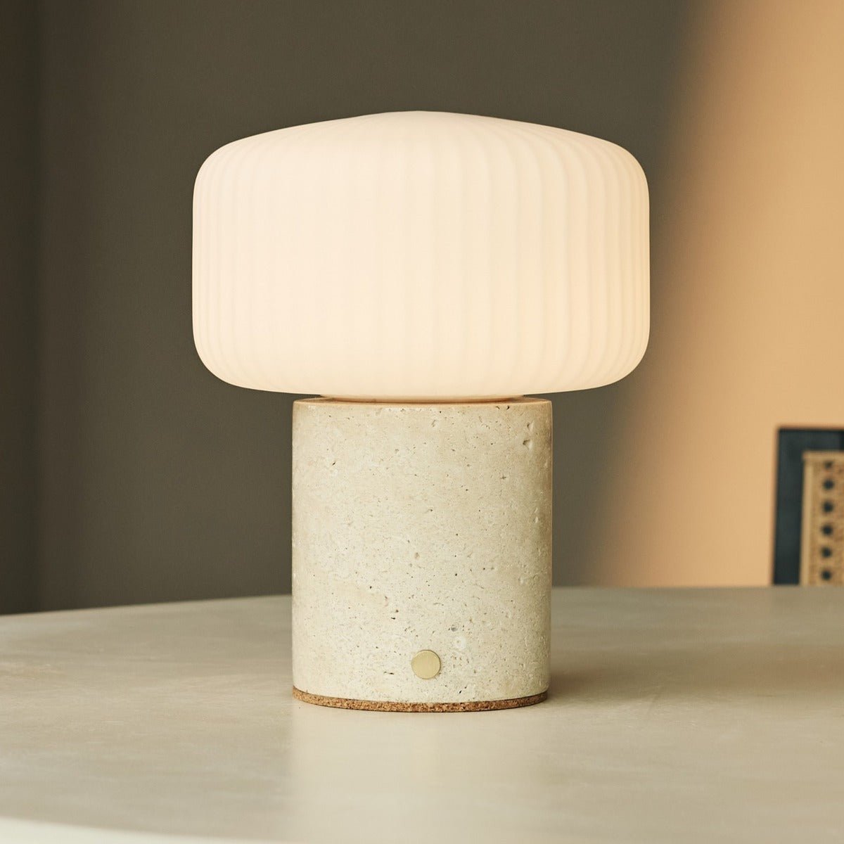 Renoir Beige / Travertino Classico - Travertine oplaadbare tafellamp - draadloos, USB oplaadbaar en tot 100 uur verlichting Tavellio - Amsterdam