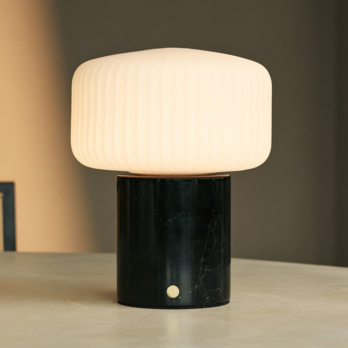 Renoir Black / Nero Marquina - Marmeren oplaadbare tafellamp - draadloos, USB -oplaadbaar en tot 100 uur verlichting Tavellio - Amsterdam