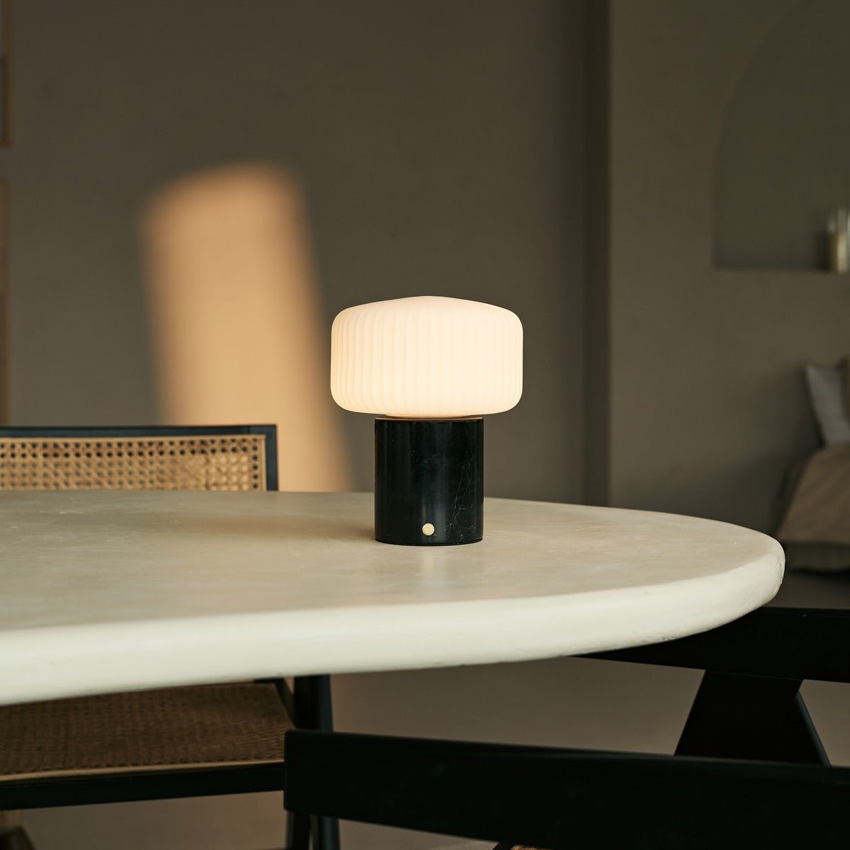 Renoir Black / Nero Marquina - Marmeren oplaadbare tafellamp - draadloos, USB -oplaadbaar en tot 100 uur verlichting Tavellio - Amsterdam