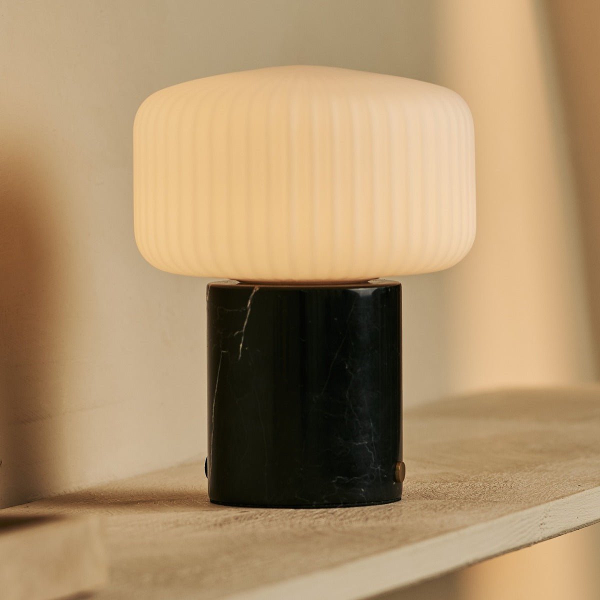 Renoir Black / Nero Marquina - Marmeren oplaadbare tafellamp - draadloos, USB -oplaadbaar en tot 100 uur verlichting Tavellio - Amsterdam