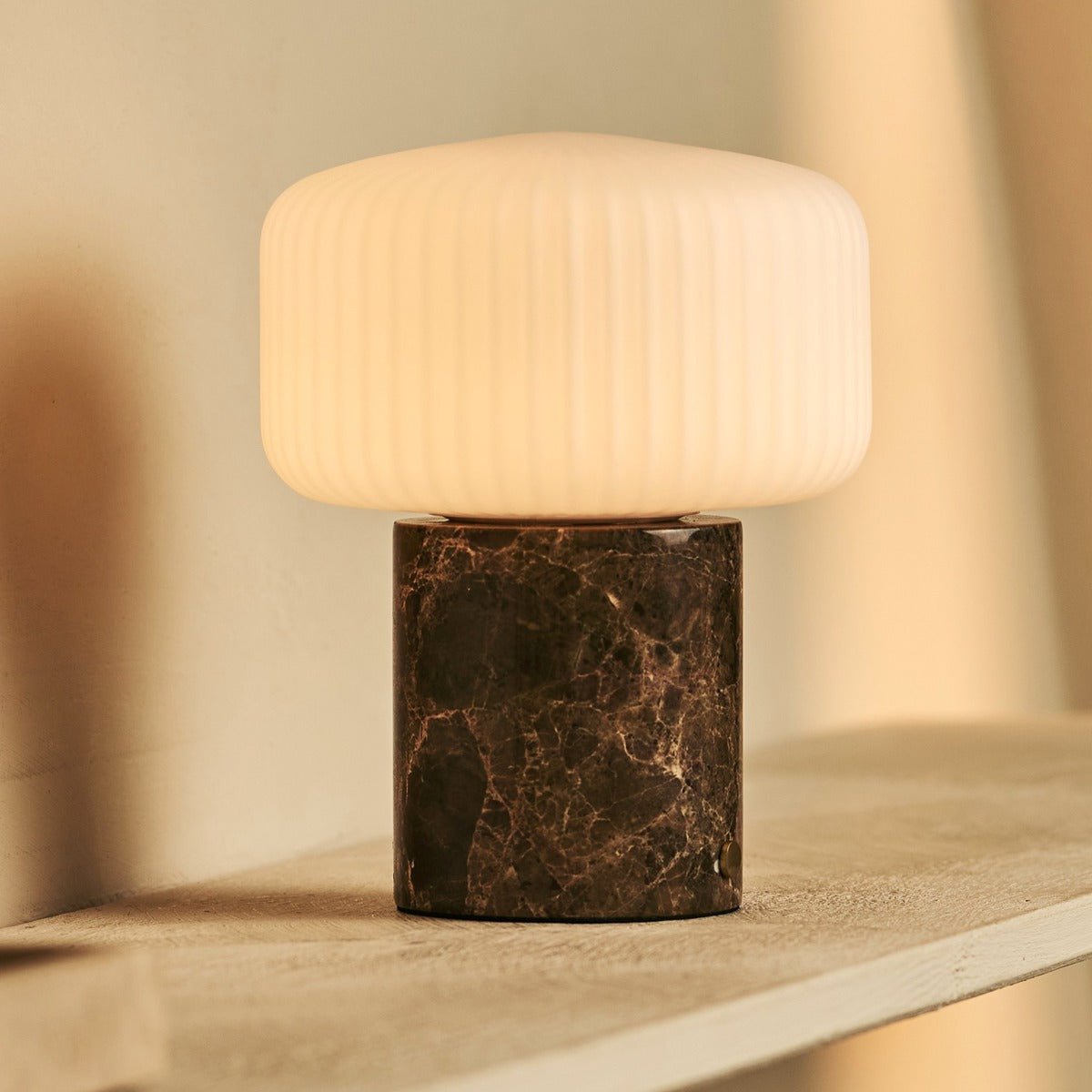 Renoir Brown / Emperador Dark - Marmeren oplaadbare tafellamp - Draadloos, USB -oplaadbaar en tot 100 uur verlichting Tavellio - Amsterdam