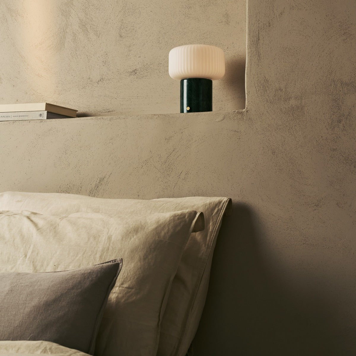 Renoir Green / Verde Alpi - Marmeren oplaadbare tafellamp - Draadloos, USB -oplaadbaar en tot 100 uur verlichting Tavellio - Amsterdam