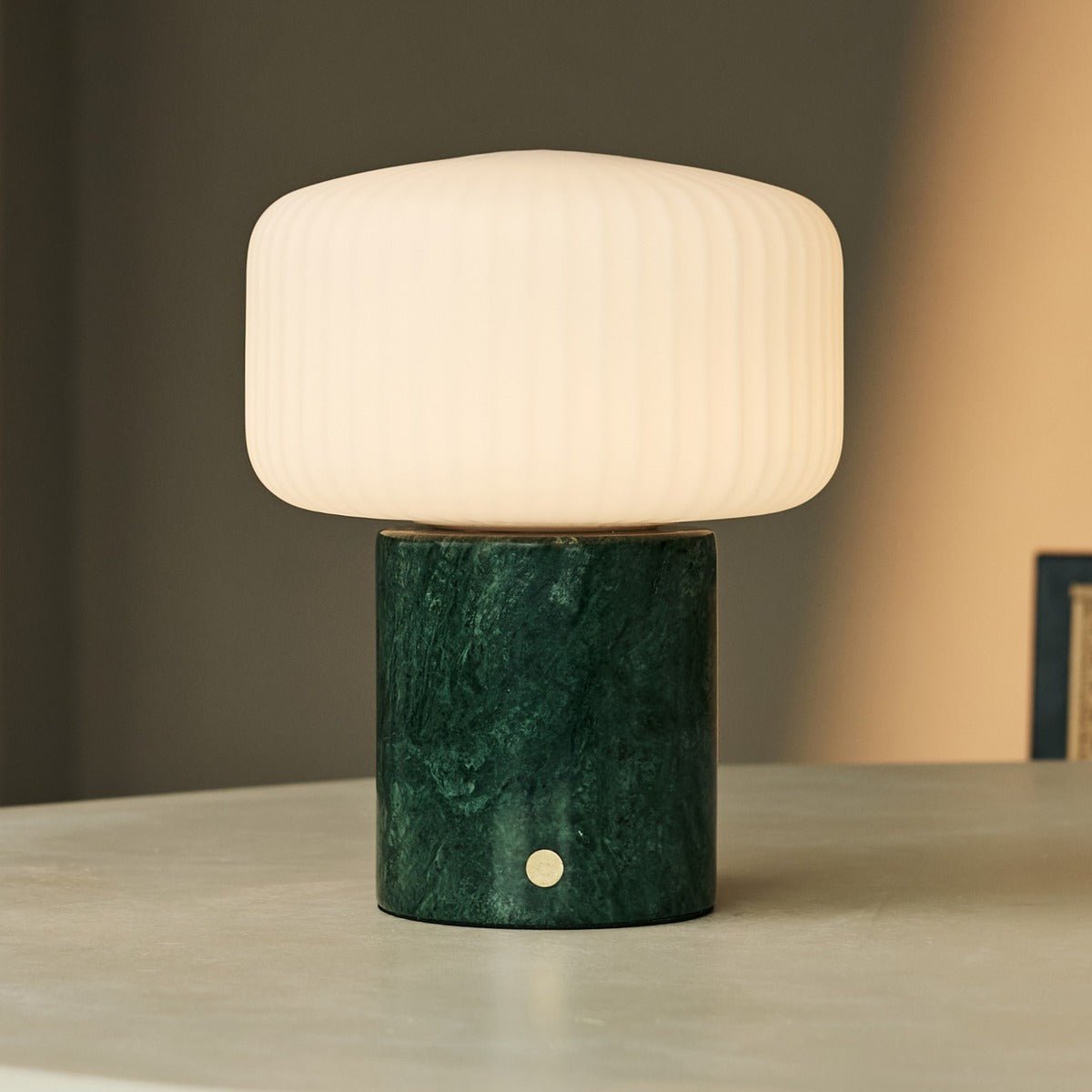 Renoir Green / Verde Alpi - Marmeren oplaadbare tafellamp - Draadloos, USB -oplaadbaar en tot 100 uur verlichting Tavellio - Amsterdam