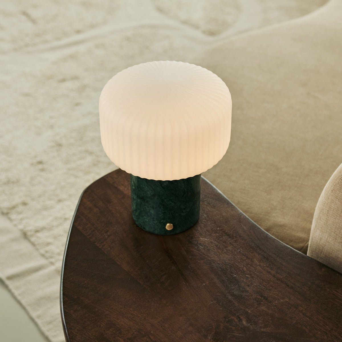 Renoir Green / Verde Alpi - Marmeren oplaadbare tafellamp - Draadloos, USB -oplaadbaar en tot 100 uur verlichting Tavellio - Amsterdam