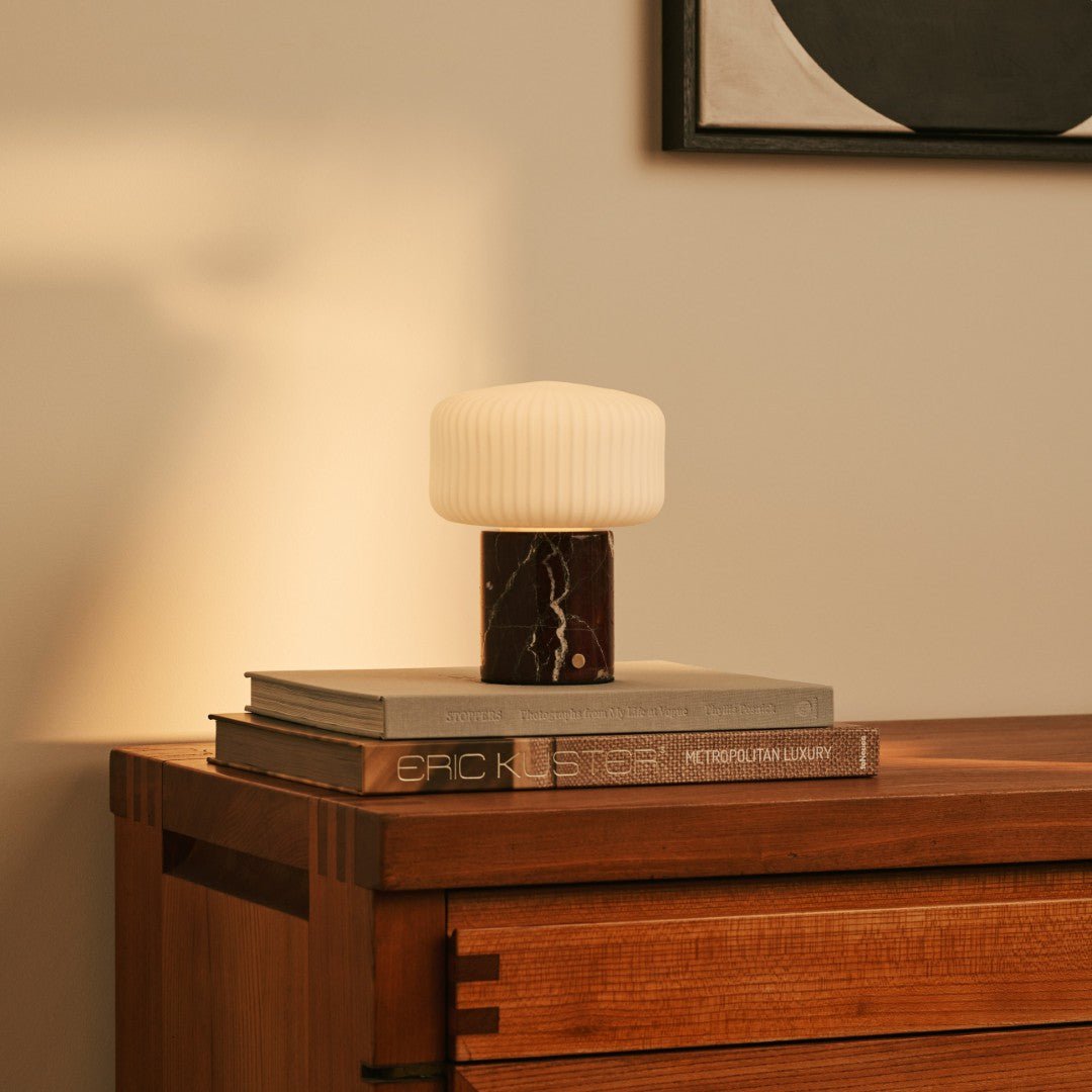 Renoir Red / Rosso Levanto - Marmeren oplaadbare tafellamp - Draadloos, USB -oplaadbaar en tot 100 uur verlichting Tavellio - Amsterdam