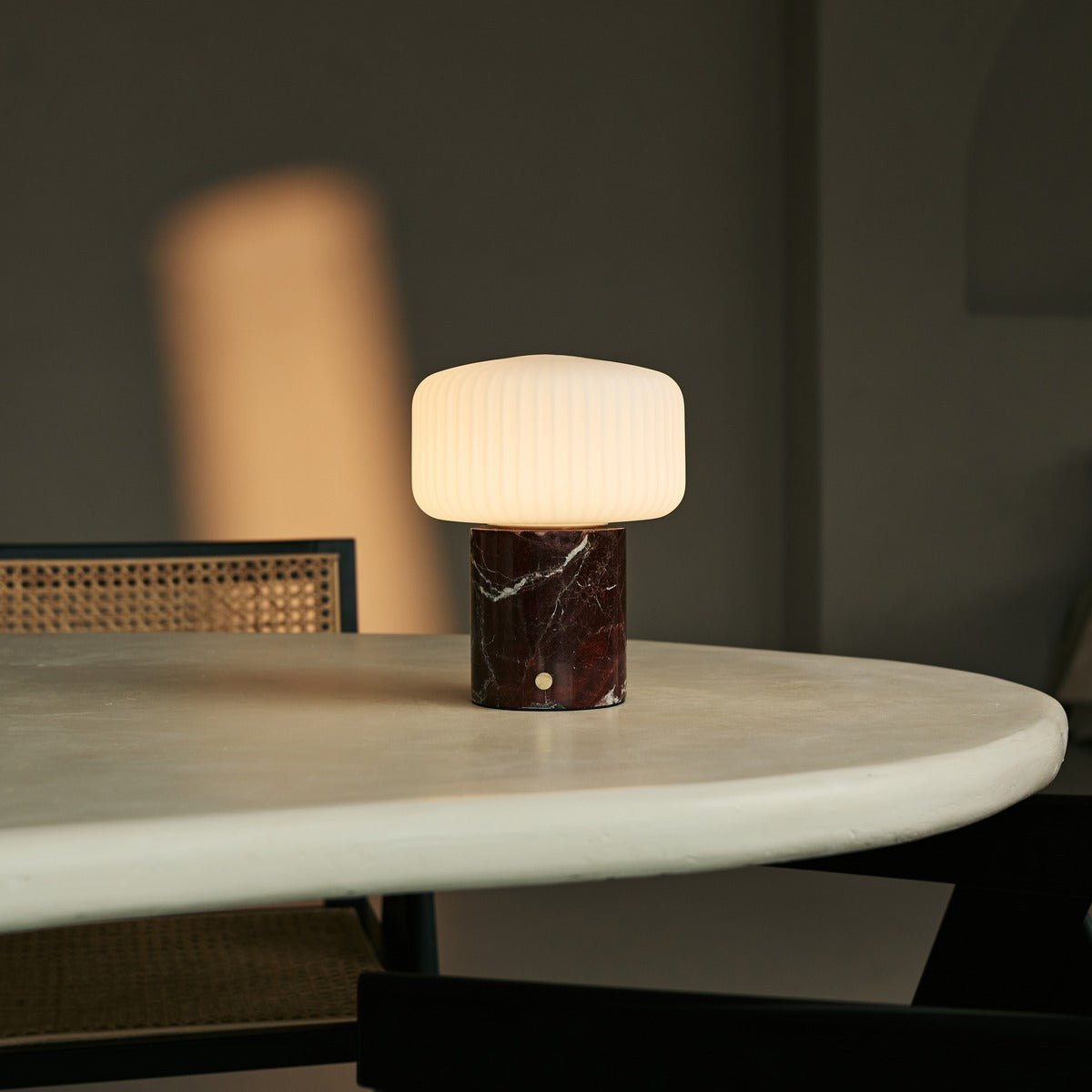 Renoir Red / Rosso Levanto - Marmeren oplaadbare tafellamp - Draadloos, USB -oplaadbaar en tot 100 uur verlichting Tavellio - Amsterdam