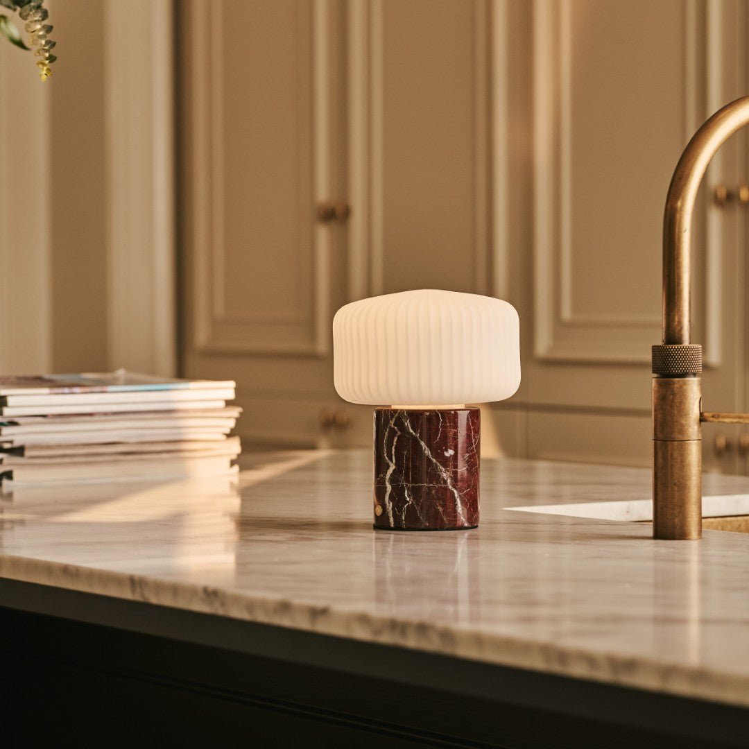 Renoir Red / Rosso Levanto - Marmeren oplaadbare tafellamp - Draadloos, USB -oplaadbaar en tot 100 uur verlichting Tavellio - Amsterdam