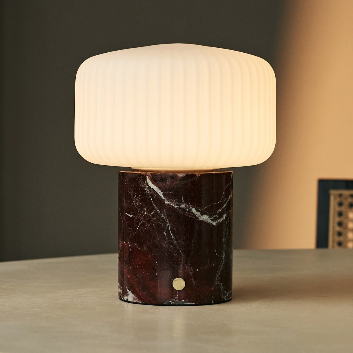 Renoir Red / Rosso Levanto - Marmeren oplaadbare tafellamp - Draadloos, USB -oplaadbaar en tot 100 uur verlichting Tavellio - Amsterdam