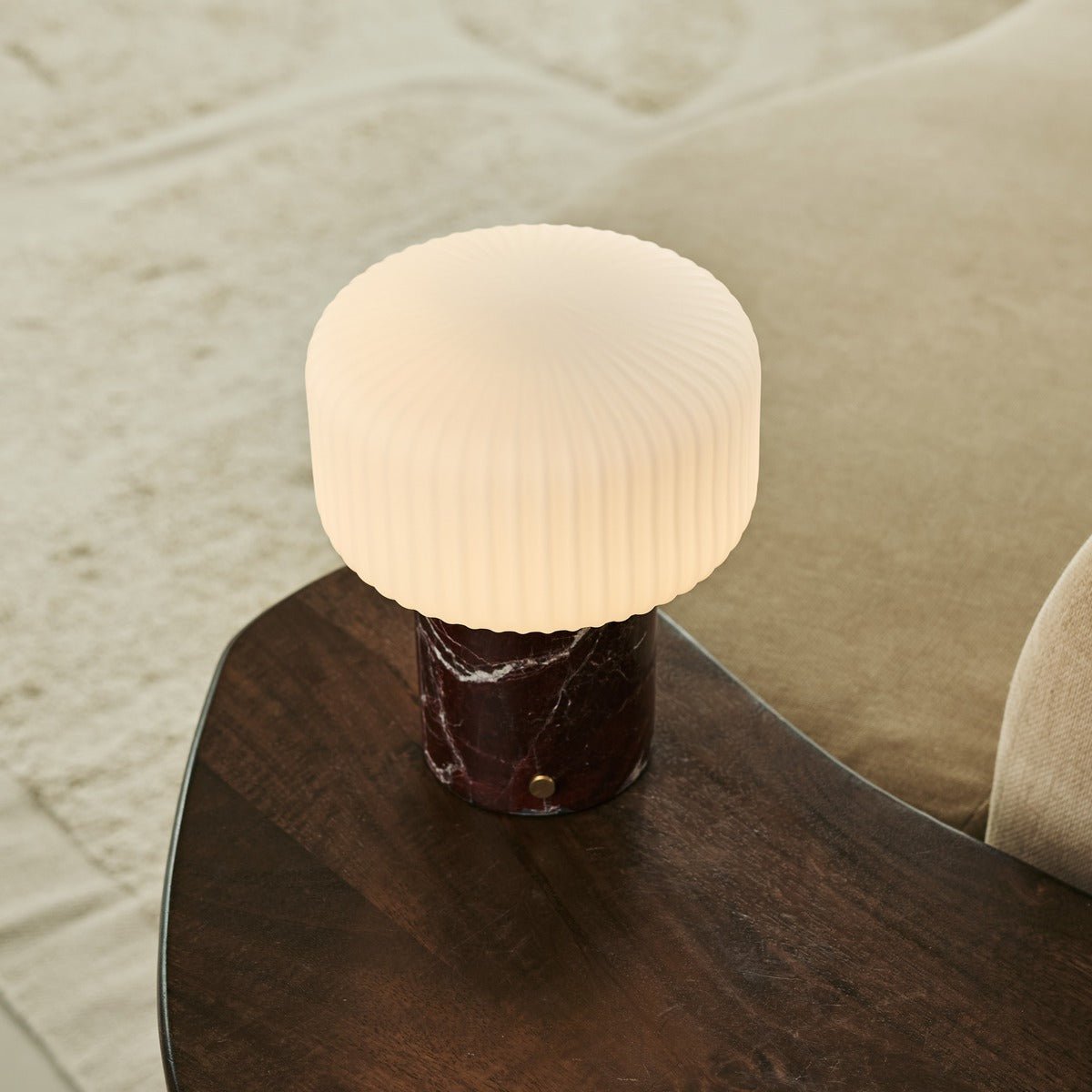 Renoir Red / Rosso Levanto - Marmeren oplaadbare tafellamp - Draadloos, USB -oplaadbaar en tot 100 uur verlichting Tavellio - Amsterdam