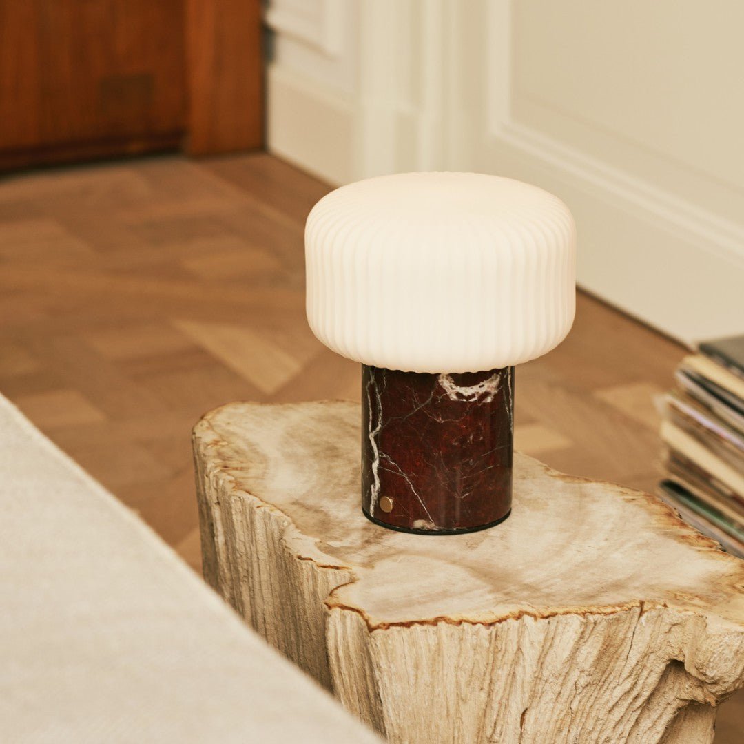 Renoir Red / Rosso Levanto - Marmeren oplaadbare tafellamp - Draadloos, USB -oplaadbaar en tot 100 uur verlichting Tavellio - Amsterdam
