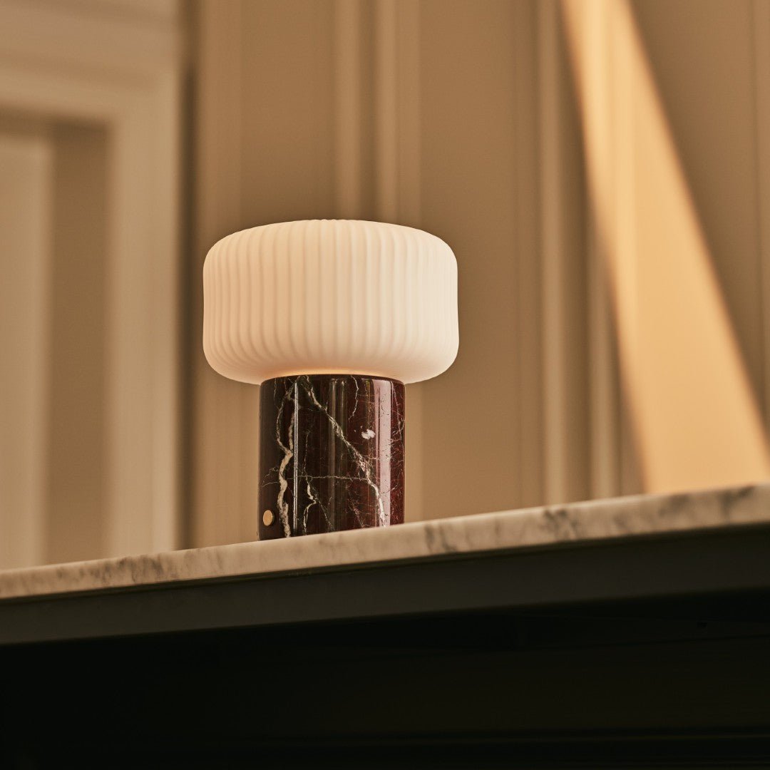 Renoir Red / Rosso Levanto - Marmeren oplaadbare tafellamp - Draadloos, USB -oplaadbaar en tot 100 uur verlichting Tavellio - Amsterdam