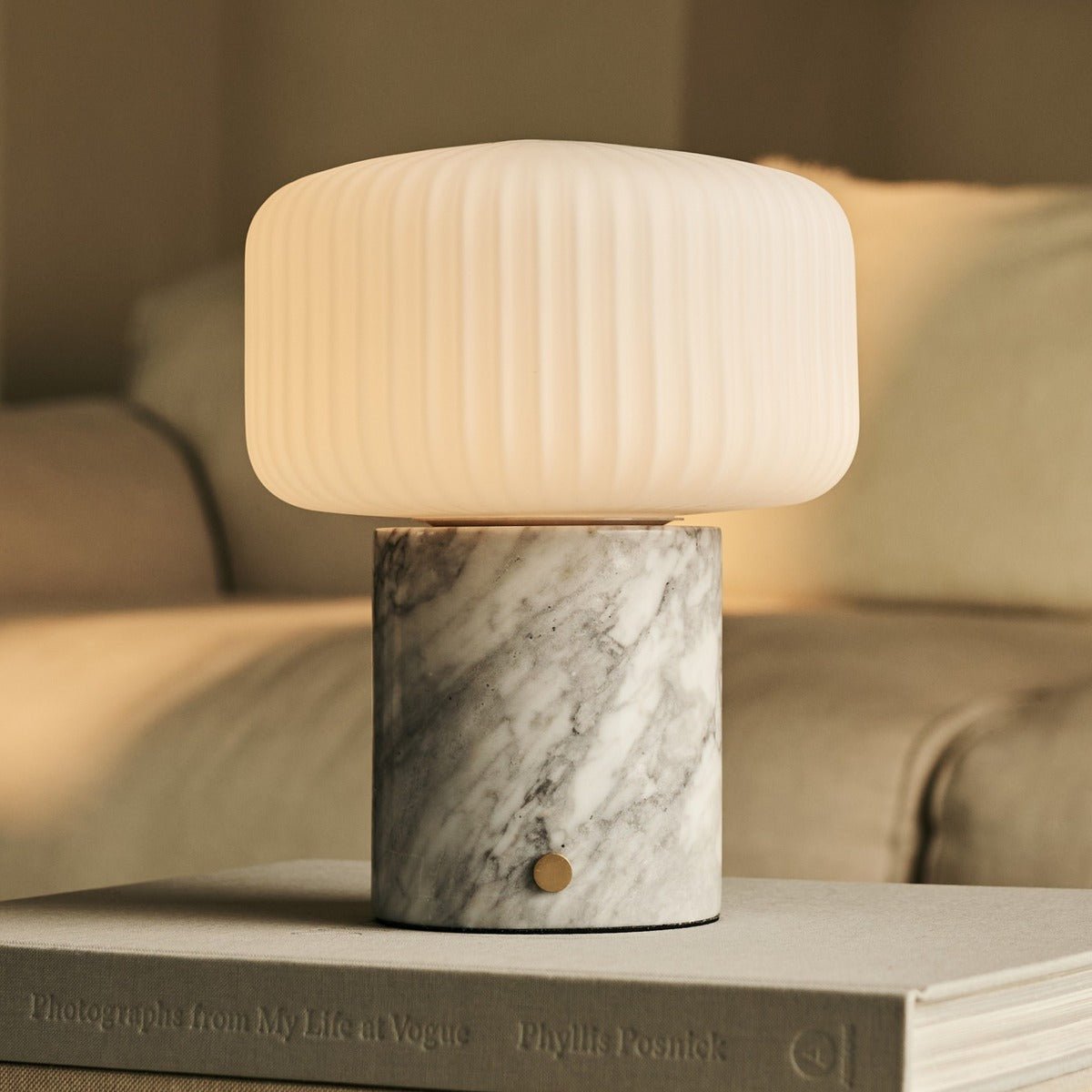 Renoir Wit / Bianco Statuarietto - Marmeren oplaadbare tafellamp - draadloos, USB oplaadbaar en tot 100 uur verlichting Tavellio - Amsterdam