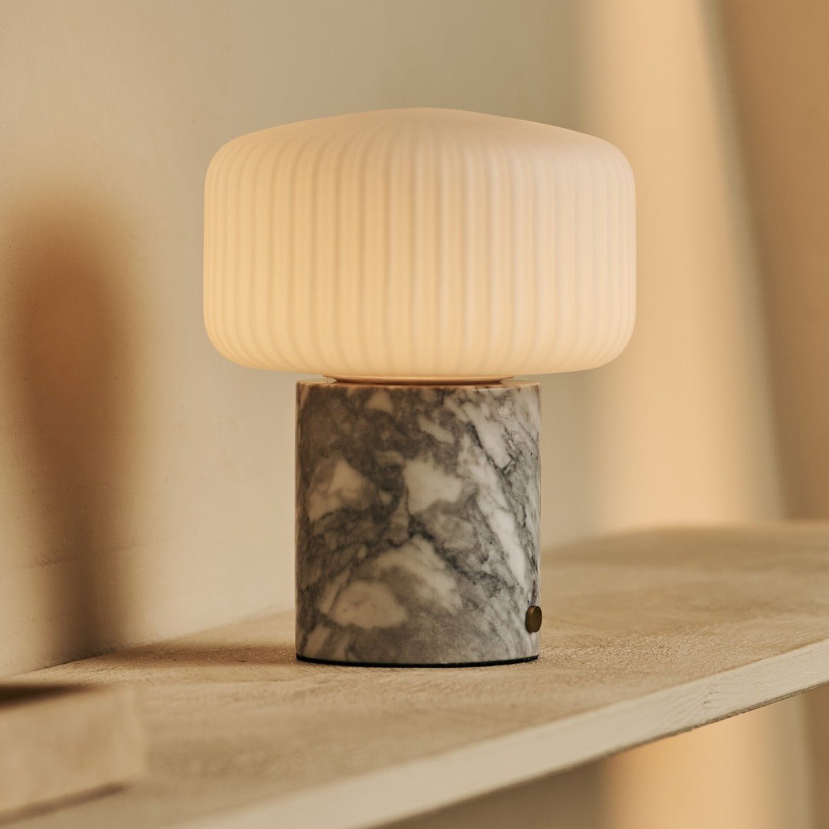 Renoir Wit / Bianco Statuarietto - Marmeren oplaadbare tafellamp - draadloos, USB oplaadbaar en tot 100 uur verlichting Tavellio - Amsterdam