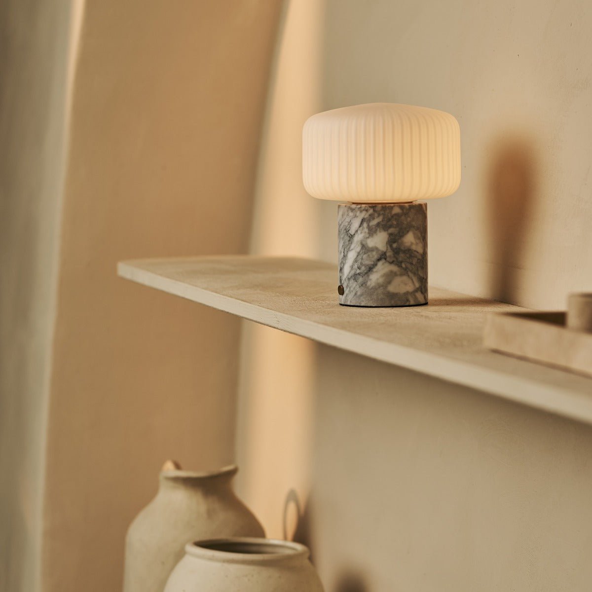 Renoir Wit / Bianco Statuarietto - Marmeren oplaadbare tafellamp - draadloos, USB oplaadbaar en tot 100 uur verlichting Tavellio - Amsterdam