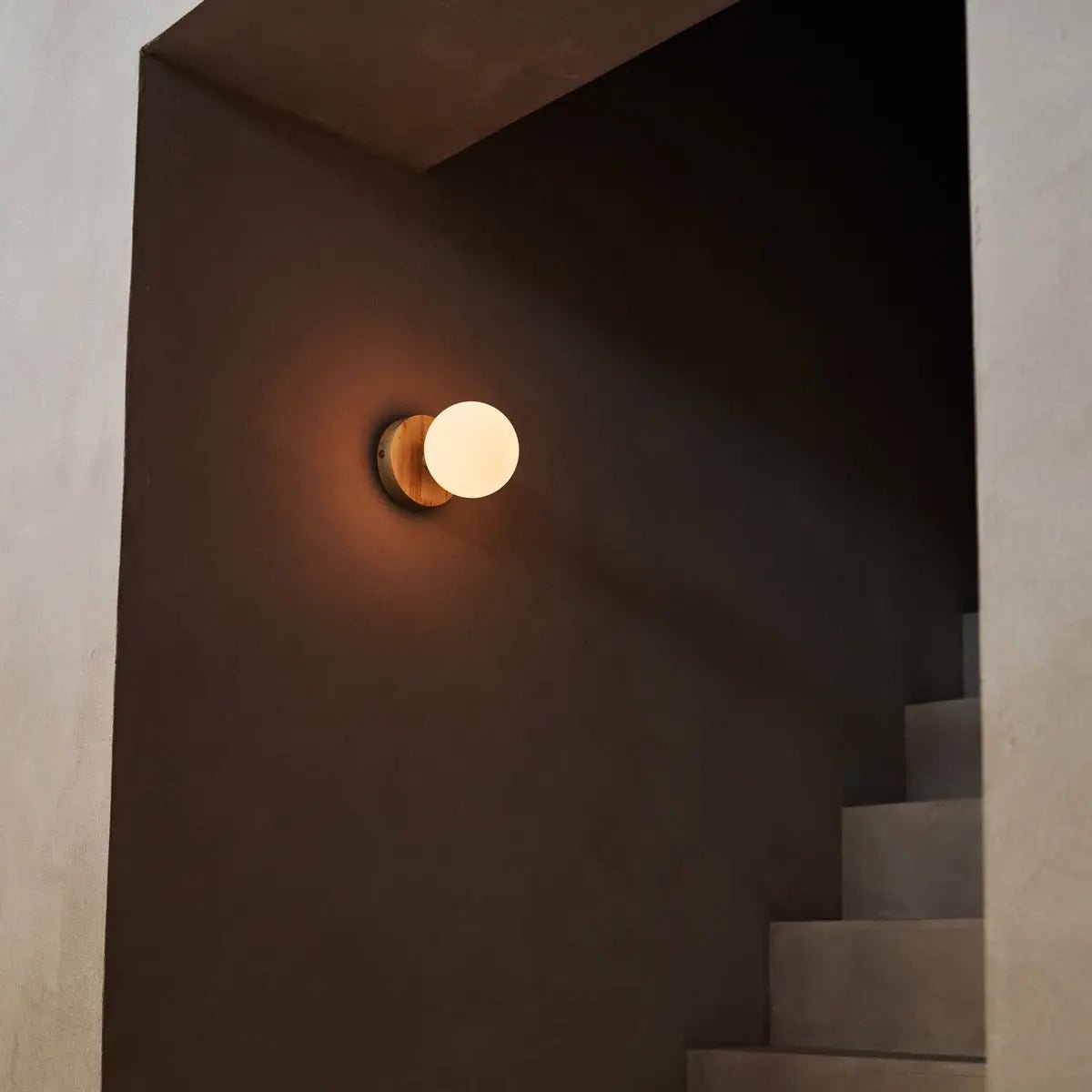 Richella lichtbruin houten en glazen wandlicht - oplaadbaar en draadloos Tavellio - Amsterdam