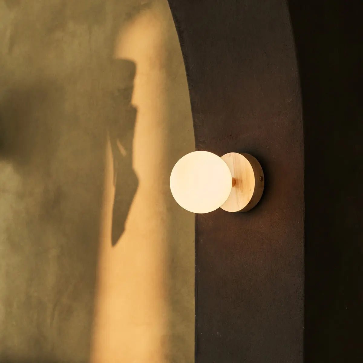 Richella lichtbruin houten en glazen wandlicht - oplaadbaar en draadloos Tavellio - Amsterdam