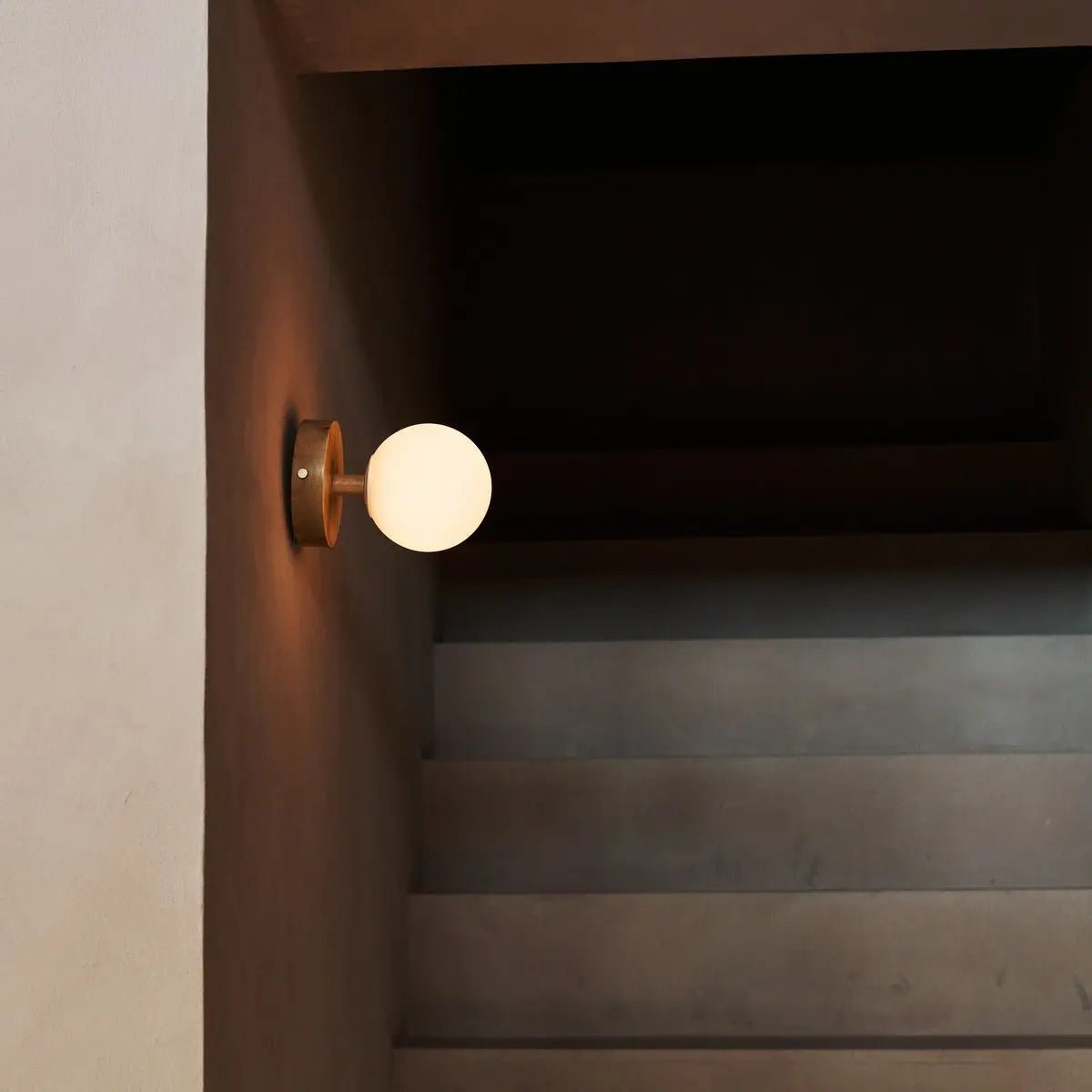 Richella lichtbruin houten en glazen wandlicht - oplaadbaar en draadloos Tavellio - Amsterdam