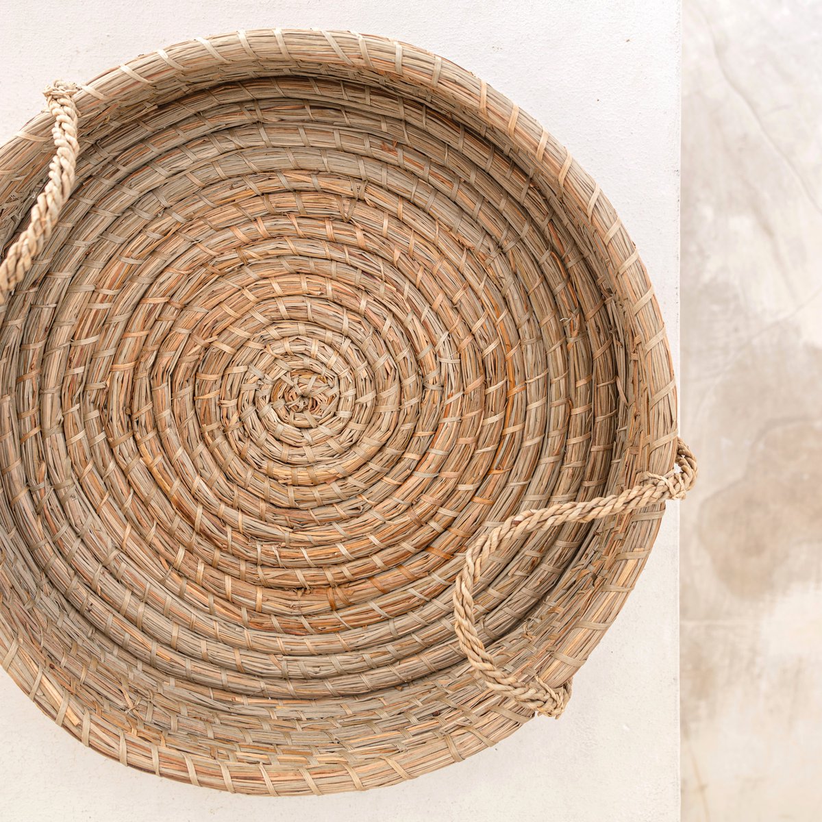 Rond dienblad geweven van zeegras PINTU decoratief dienblad (2 maten) Soeji