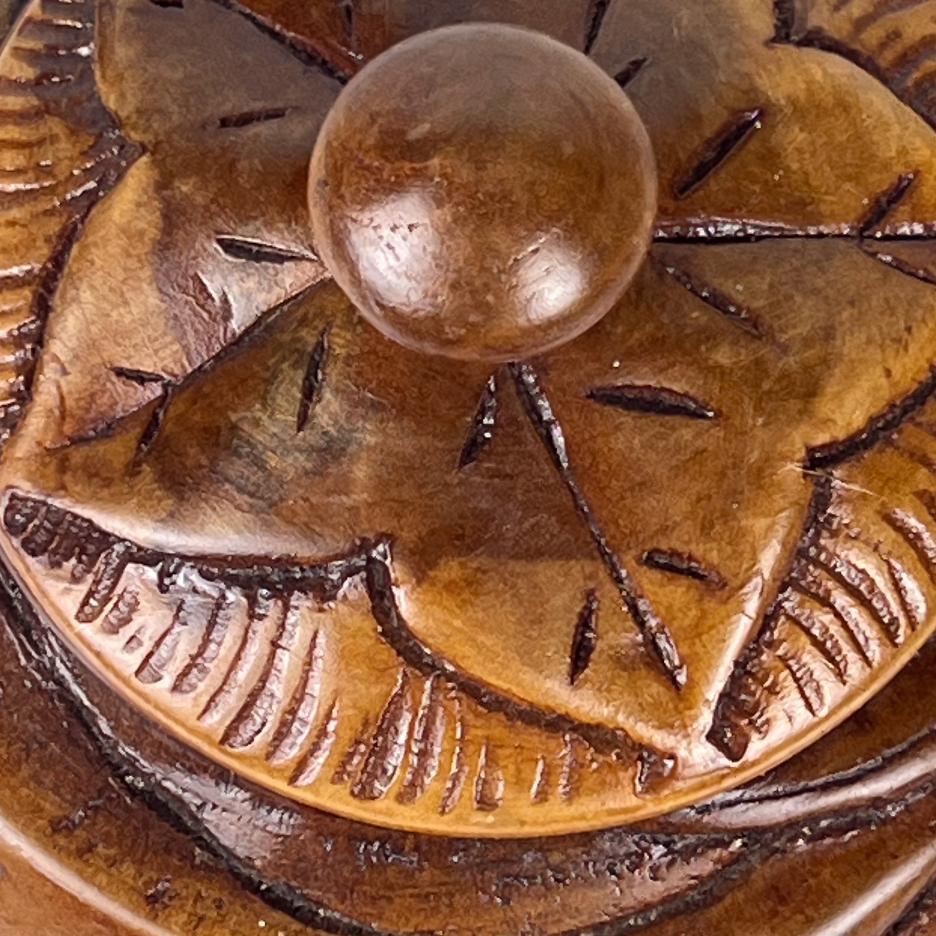 rond houten sierdoosje met deksel – handgesneden – pre-loved Noii HOME