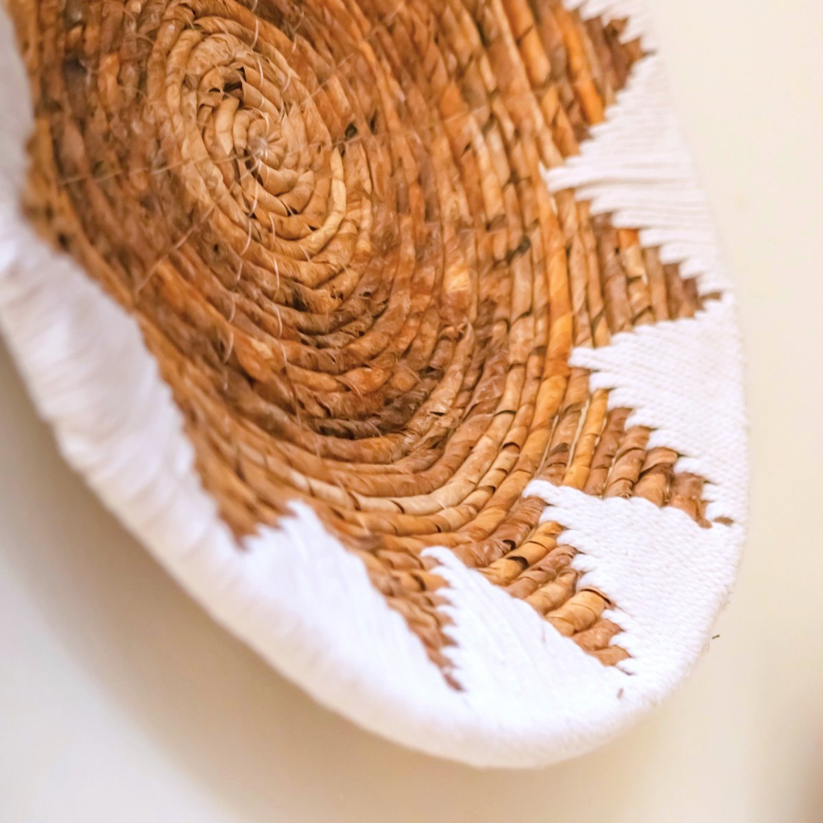 Ronde Boho Wandmand – Geweven Wanddecoratie – Decoratieve Schaal – Geweven Wandbord met Geborduurd Sterpatroon ADARI (2 maten, Ø30/40 cm) Soeji