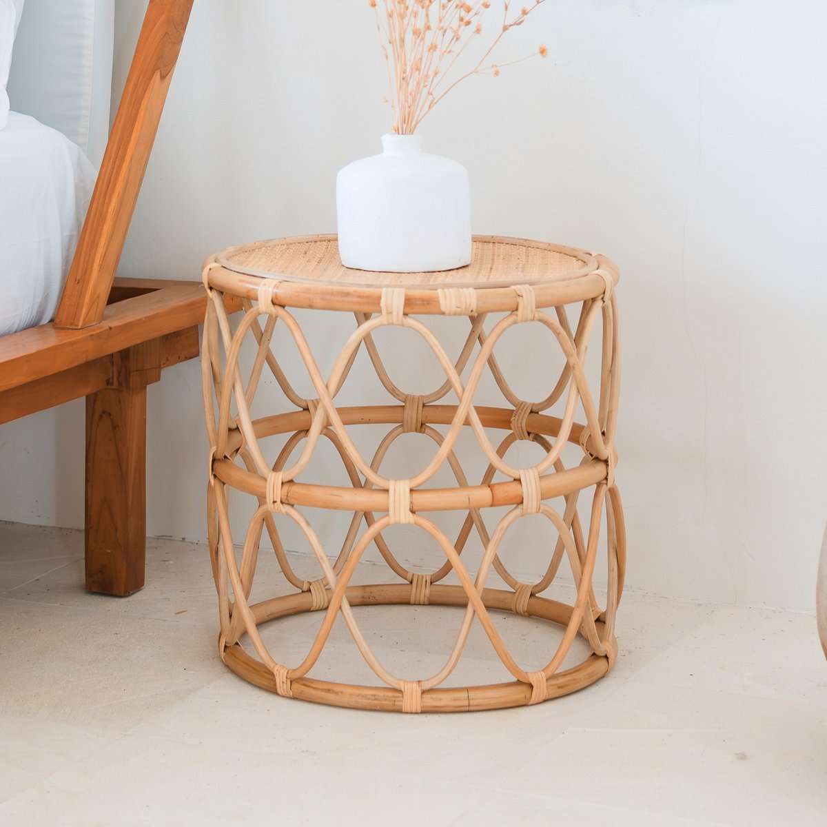 Ronde rotan bijzettafel – kleine boho salontafel – nachtkastje rotan beige – handgemaakte tafel gemaakt van natuurlijk rotan (Ø 45 cm) MUARA Soeji