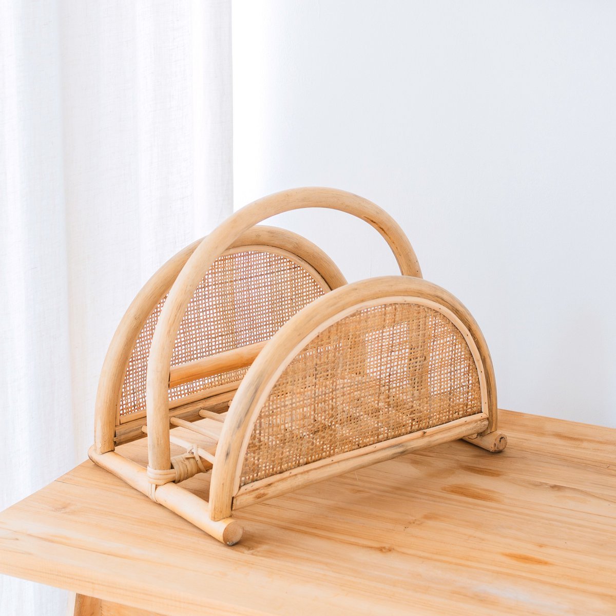 Rotan Krantenrek – Tijdschriftenhouder – Boho Krantenmand – Handgemaakte Rotan Krantenhouder ALOR Soeji