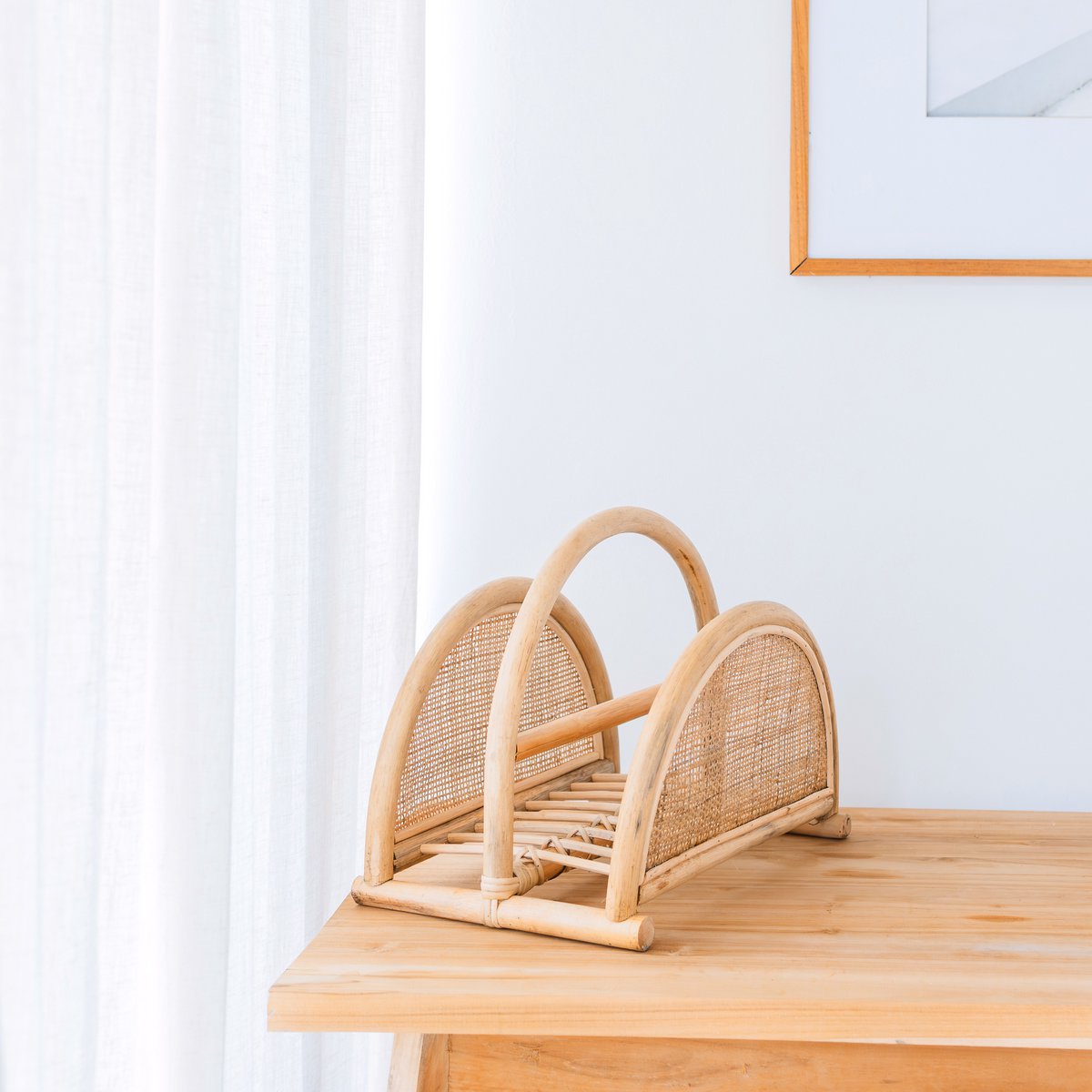 Rotan Krantenrek – Tijdschriftenhouder – Boho Krantenmand – Handgemaakte Rotan Krantenhouder ALOR Soeji