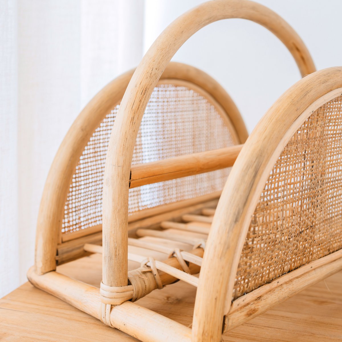 Rotan Krantenrek – Tijdschriftenhouder – Boho Krantenmand – Handgemaakte Rotan Krantenhouder ALOR Soeji