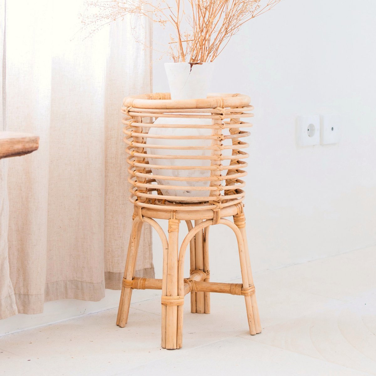 Rotan Plantenstandaard Rond – Boho Plantenbak – Rotan Plantenmand – Natuurlijke Bloemenstandaard voor Potten tot Ø20 cm AKARA Soeji