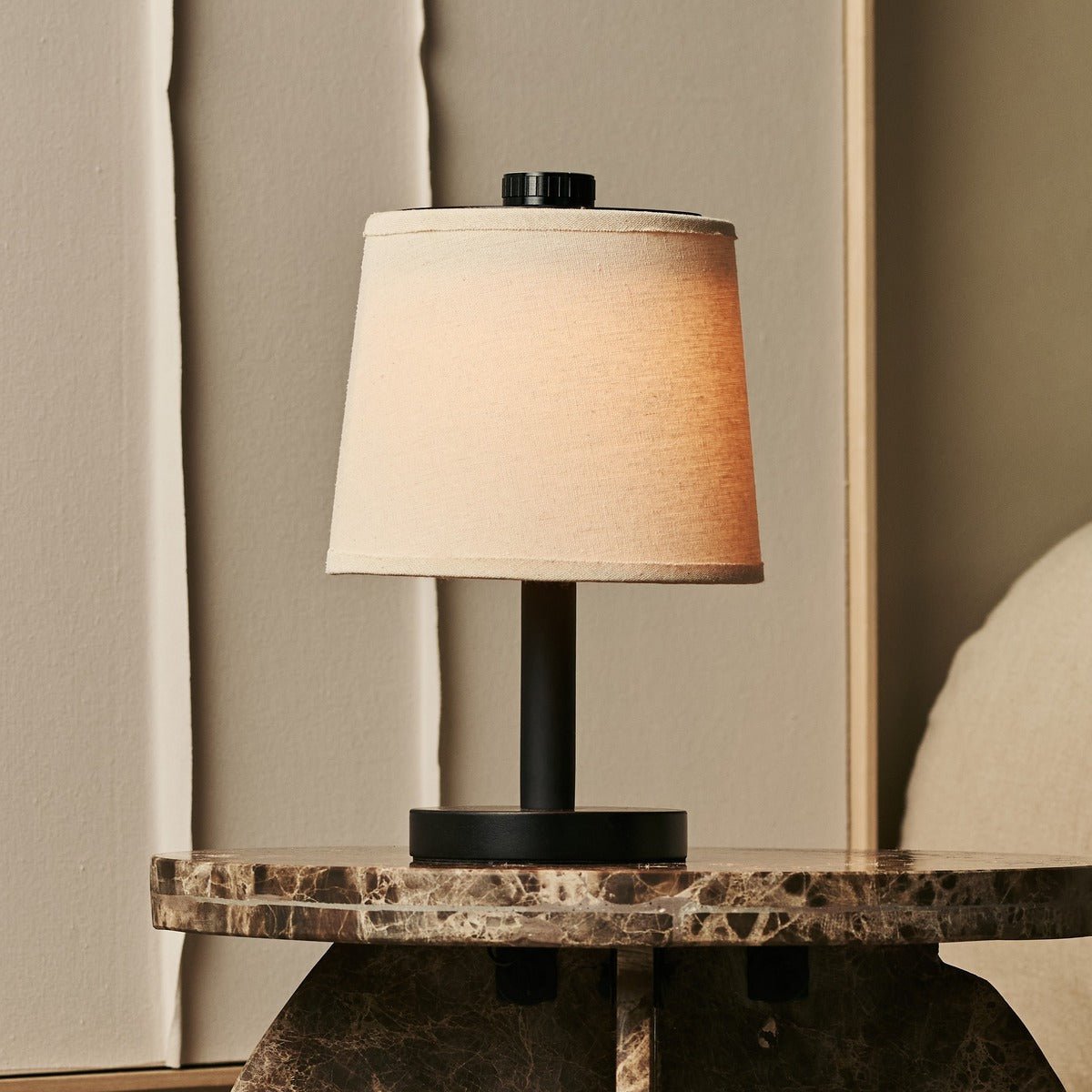 Rover zwarte houten lamp - oplaadbare, draadloze en dimbare schaduw Tavellio - Amsterdam