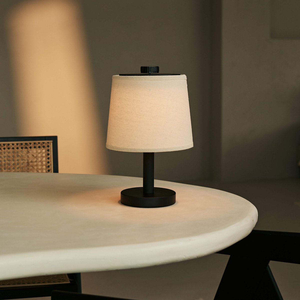 Rover zwarte houten lamp - oplaadbare, draadloze en dimbare schaduw Tavellio - Amsterdam