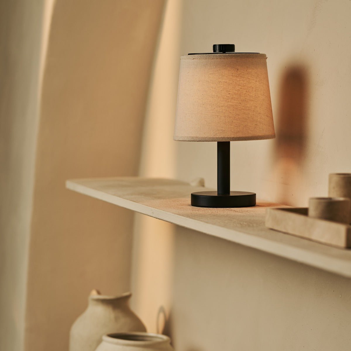 Rover zwarte houten lamp - oplaadbare, draadloze en dimbare schaduw Tavellio - Amsterdam