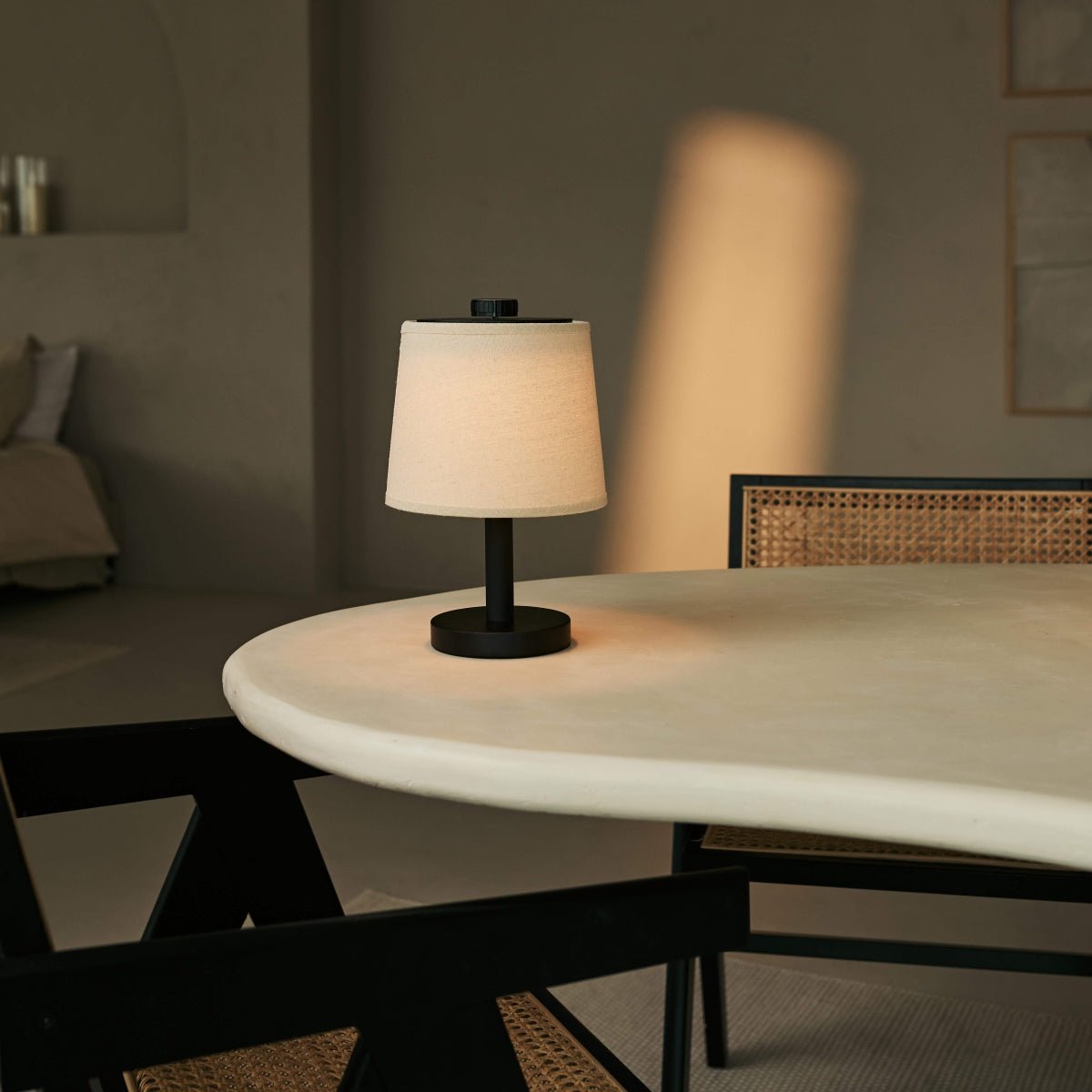 Rover zwarte houten lamp - oplaadbare, draadloze en dimbare schaduw Tavellio - Amsterdam